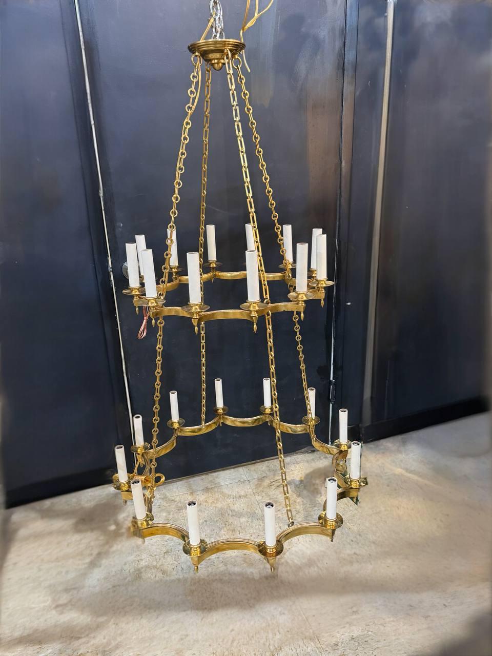 Doré Bronze doré des années 1930 à deux rangs festonnés  Chandelier en forme avec 24 Lights en vente