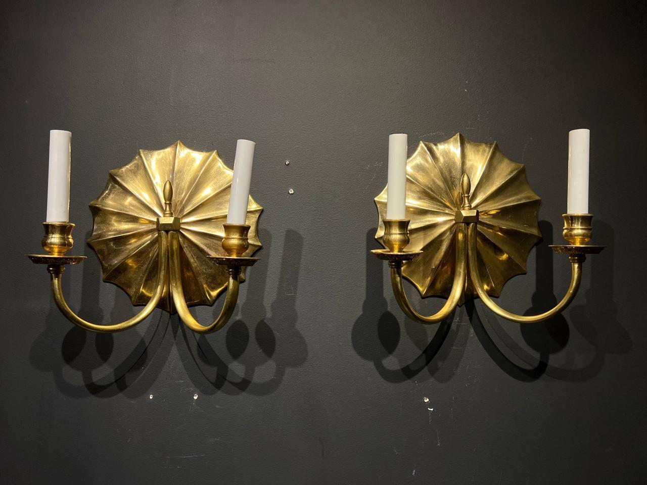 1930er Jahre Vergoldete Bronze Sunburst Sconces mit 2 Lights - Paar  (Amerikanische Klassik) im Angebot