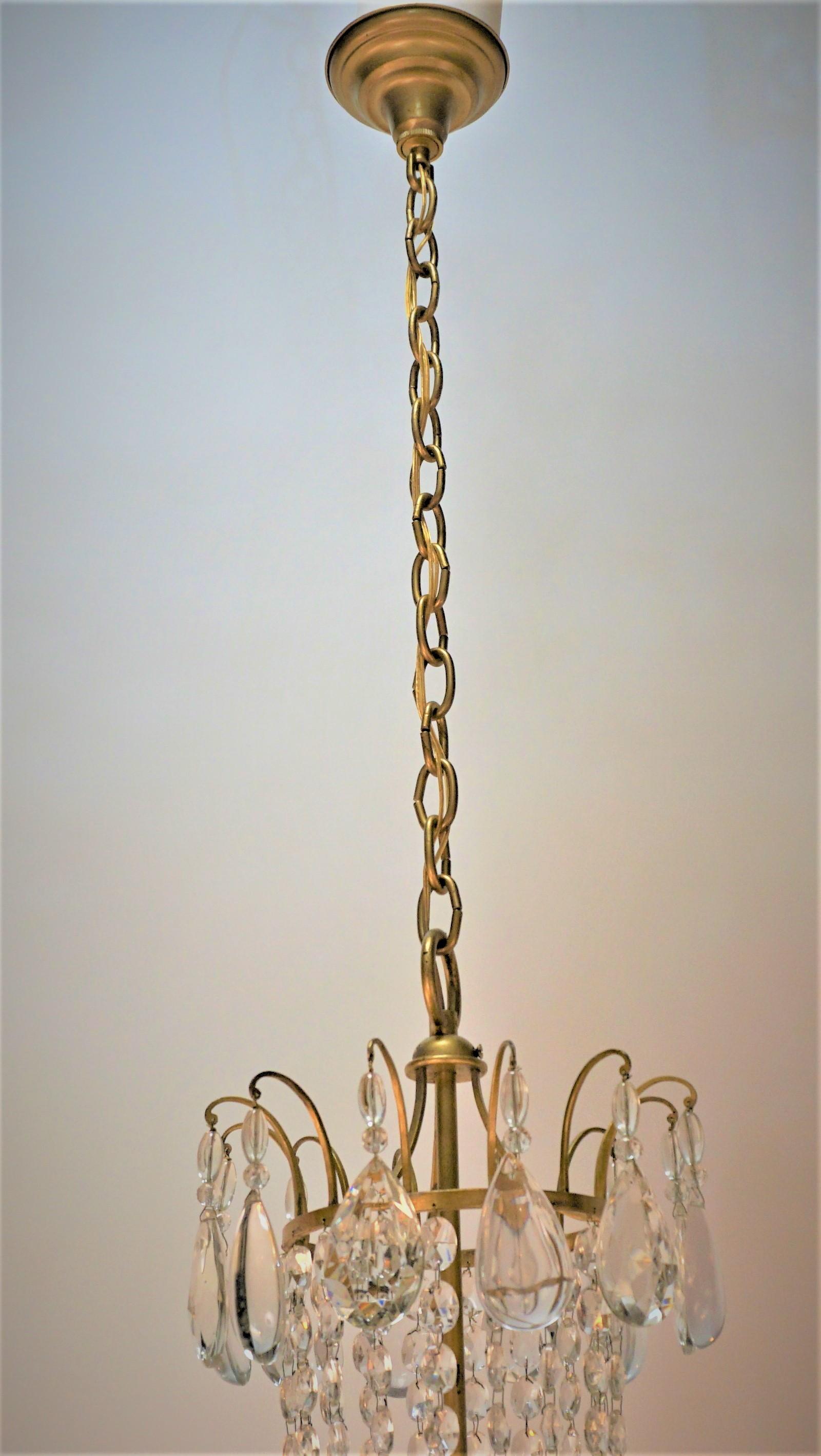 Doré Lustre en fer doré et cristal des années 1930 en vente