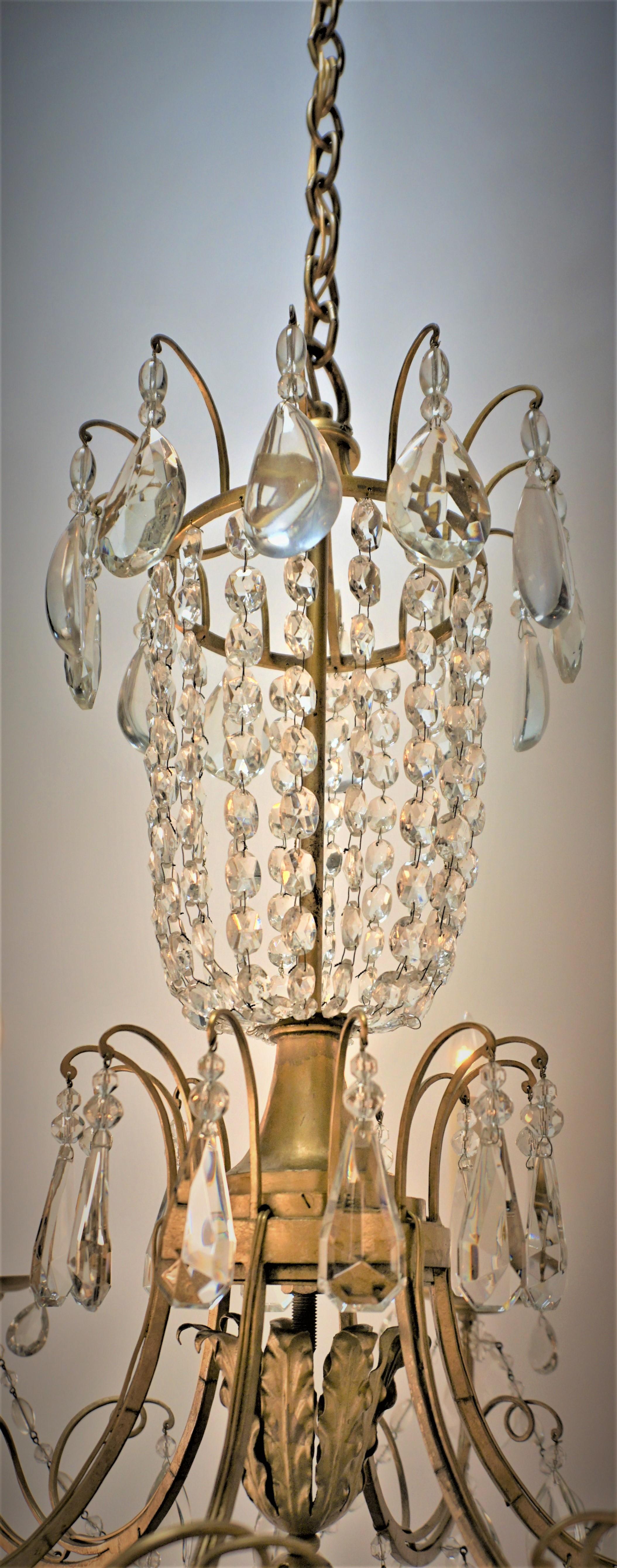 Milieu du XXe siècle Lustre en fer doré et cristal des années 1930 en vente