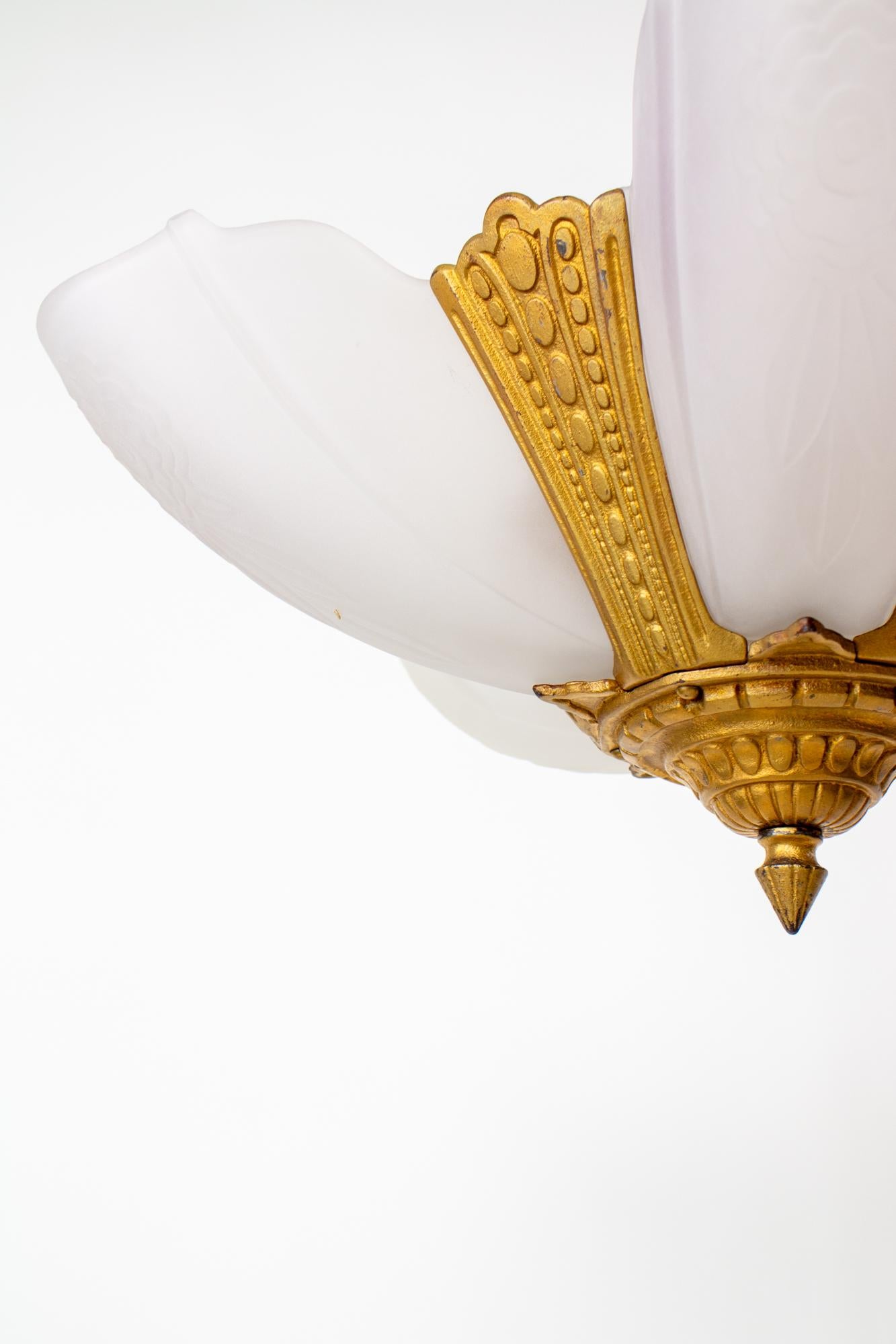 1930's Gold Art Deco Slip Shade Kronleuchter im Zustand „Gut“ im Angebot in Canton, MA