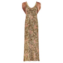 Vestido cojo floral dorado de los años 30 con capelina de organza