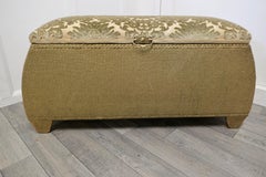 Ottomana Art Deco con telaio pressato in oro degli anni '30, un pezzo utile ed elegante