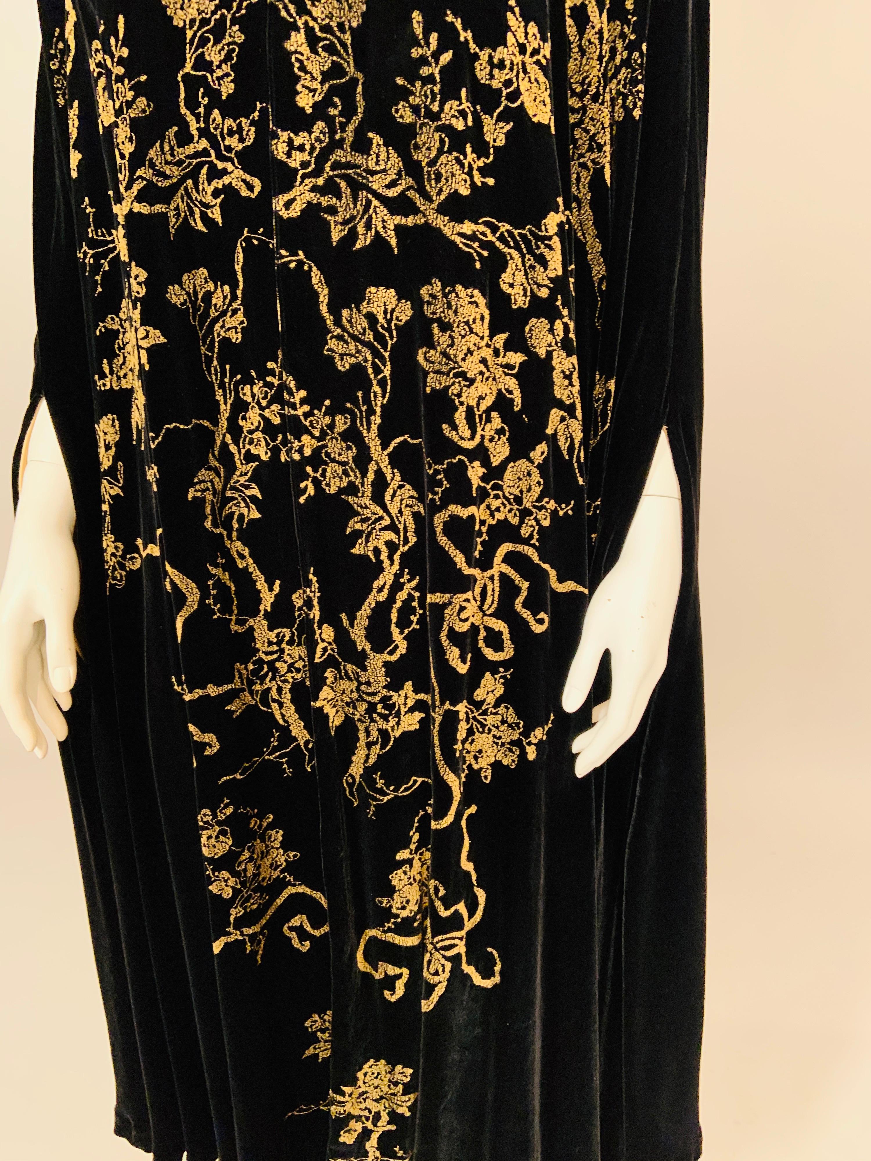 1930er Goldschablonenumhang aus schwarzem Seidensamt:: Stil von Fortuny und Gallenga (Schwarz)