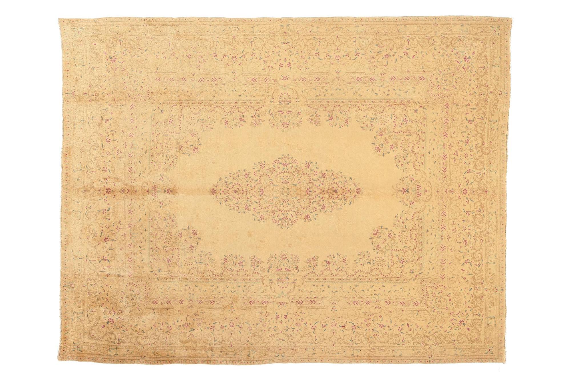 Alfombra persa dorada Kerman de 1930 con estilo tradicional en venta 2
