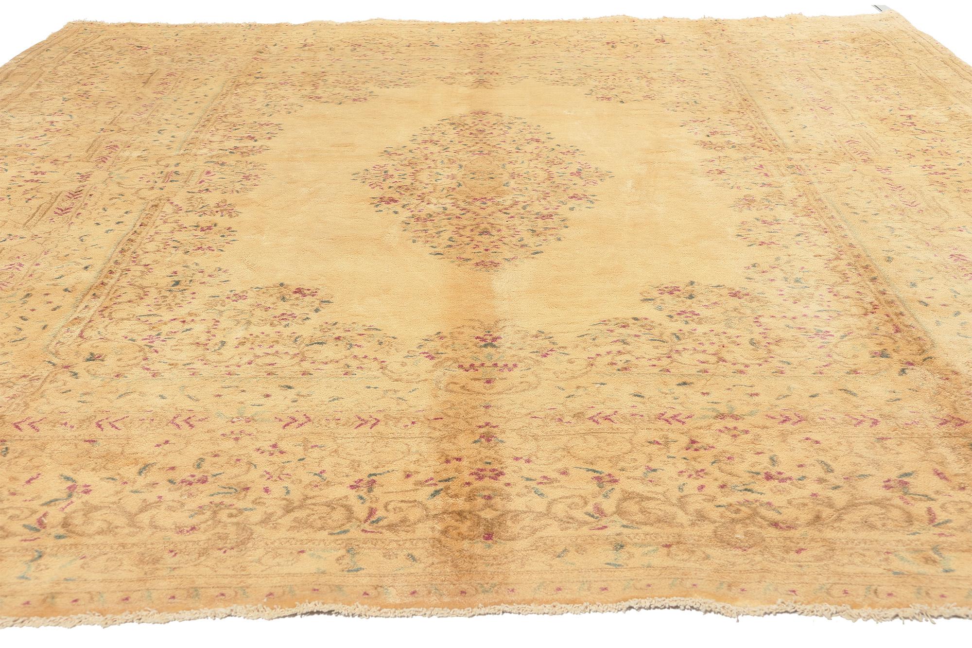 Alfombra persa dorada Kerman de 1930 con estilo tradicional Kirman en venta