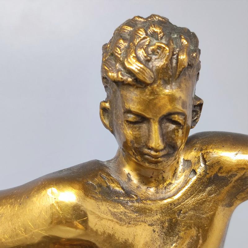 1930er Jahre Gorgeous Art Deco Football - Fußballspieler Bronze-Skulptur. Hergestellt in Italien (Mitte des 20. Jahrhunderts) im Angebot