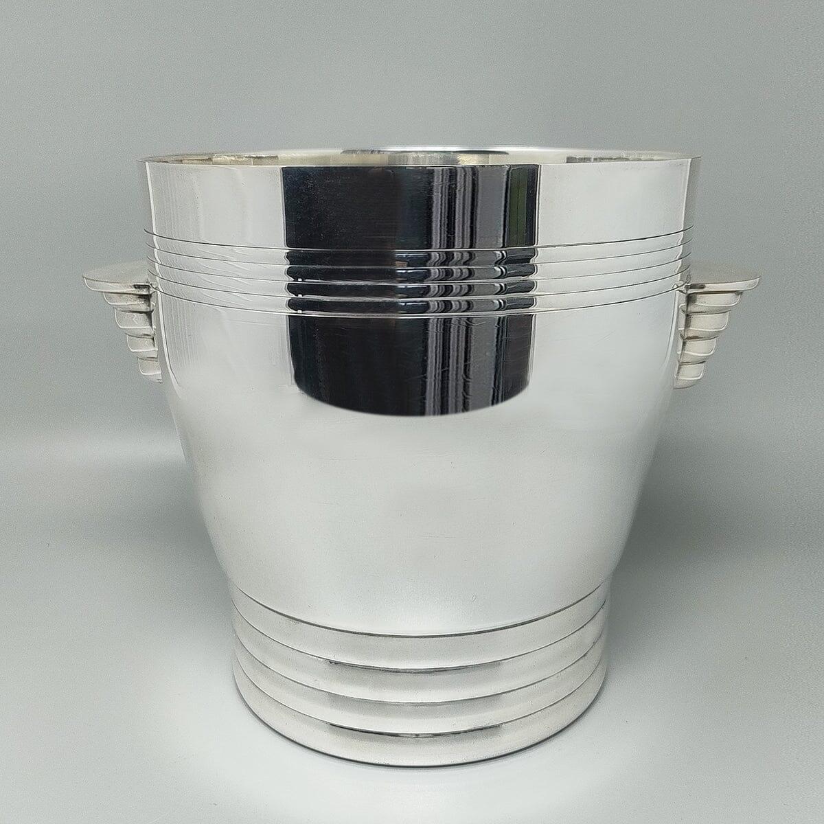 1930s Gorgeous art Deco champagne or ice bucket by Orfevrerie Vuillermet in silver plated. Made in France. The item is in excellent condition.
Dimension:
diameter 7,87 x 7,87 H inches without handles
diameter cm 20 x cm 20 H without handles
diameter