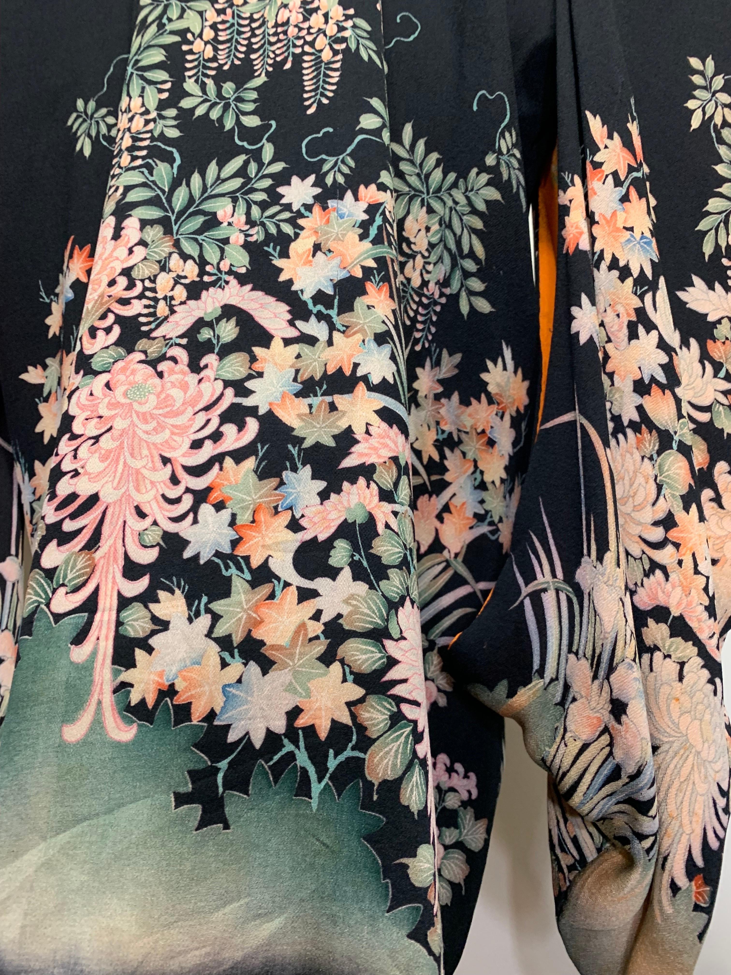 1930s Gorgeous Completely Reversible Silk Print Kimono in Marigold & Black en vente 1
