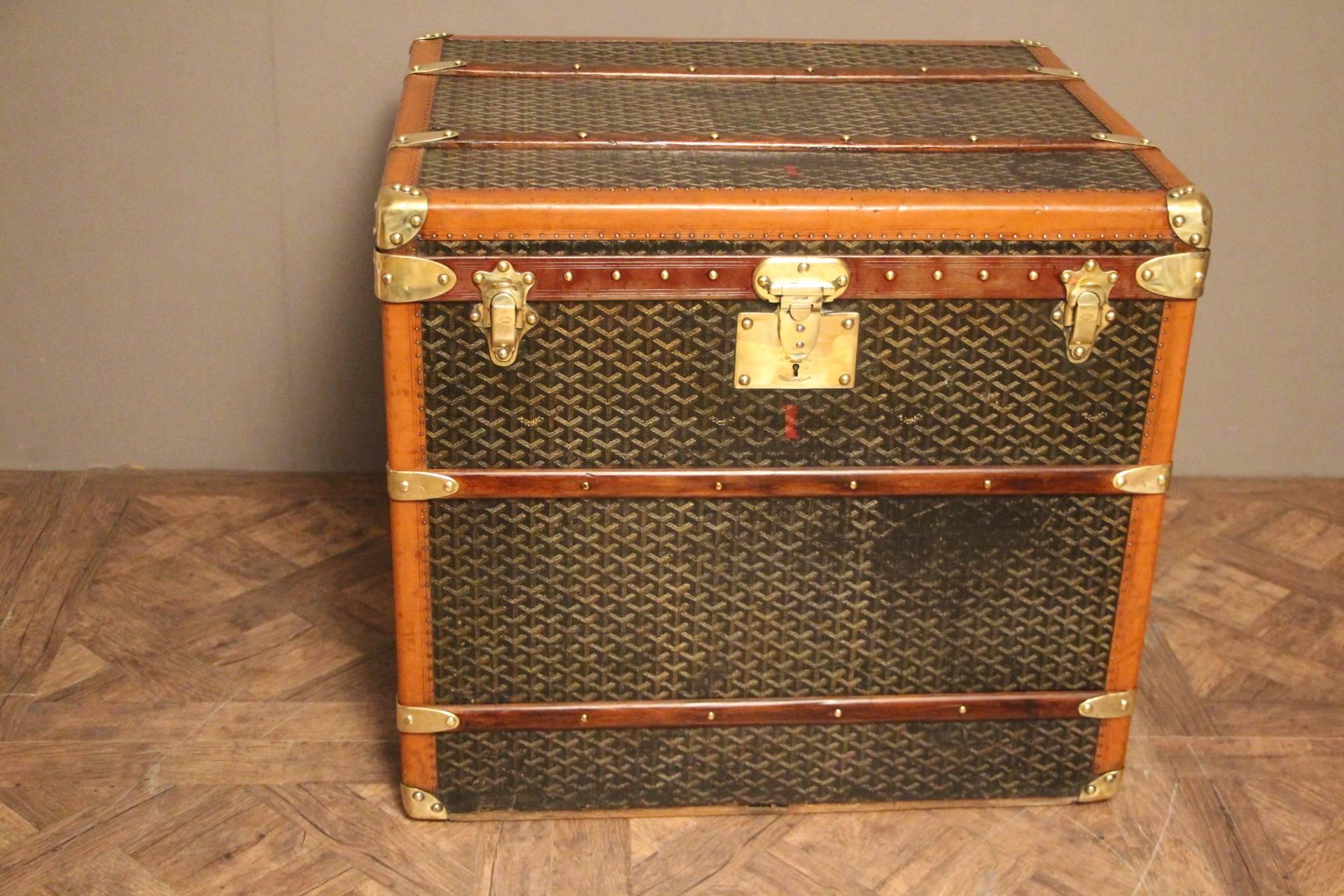 This magnificent Goyard hat trunk features the very sought after chevrons pattern canvas, two leather side handles, solid brass corners and Goyard engraved brass locks. It still has got its original Goyard plaques on each side.
Very nice honey