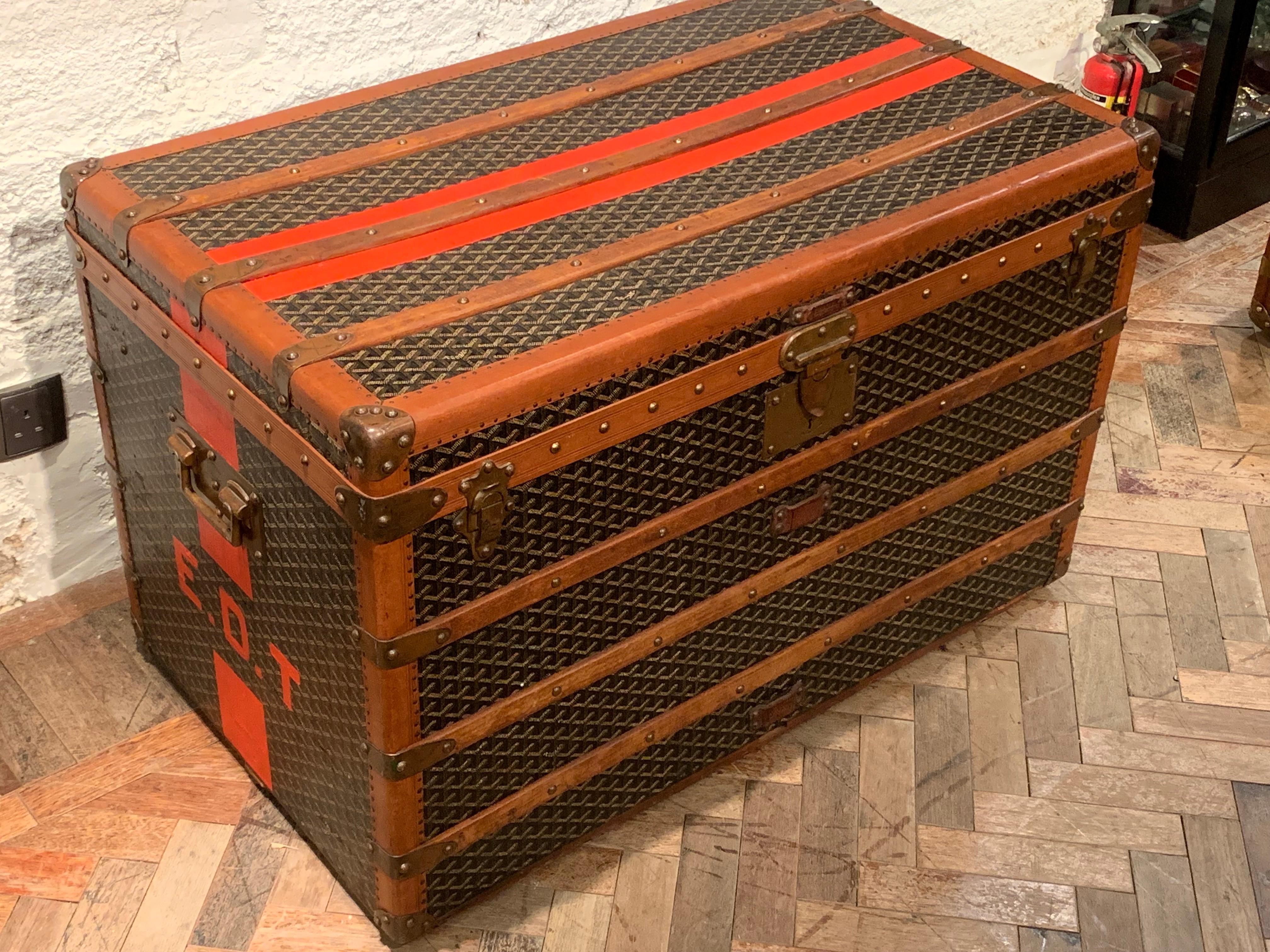 A beautiful High Steamer trunk that is entirely covered with the signature Chevron canvas from Goyard circa 1930s. 

It features:
- Lozine trim, 
- Wooden slats 
- Brass hardware. 


The spacious interior features the entirely original