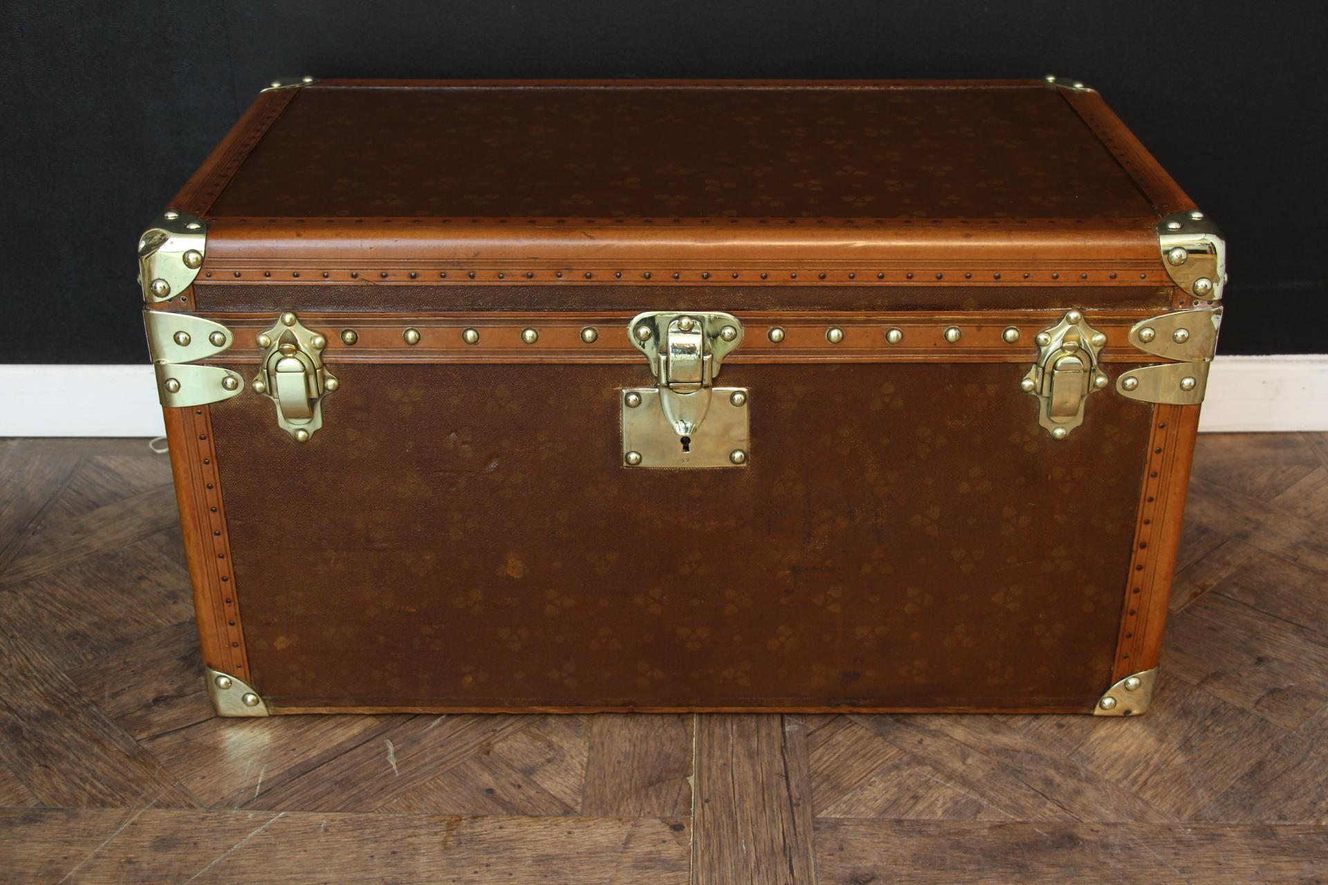 This magnificent shoe trunk features the very unusual and original 