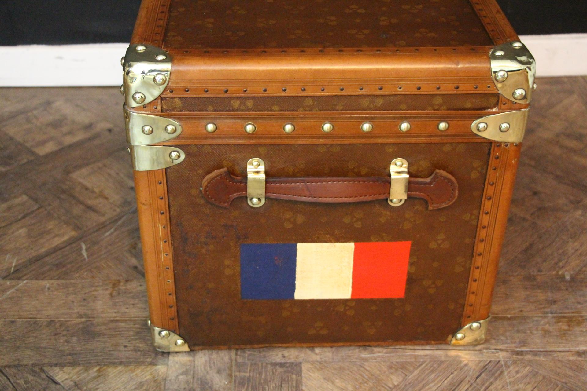 1930's Shoe Trunk in Brown Canvas, Au Touriste Trunk, Steamer Trunk In Good Condition For Sale In Saint-Ouen, FR