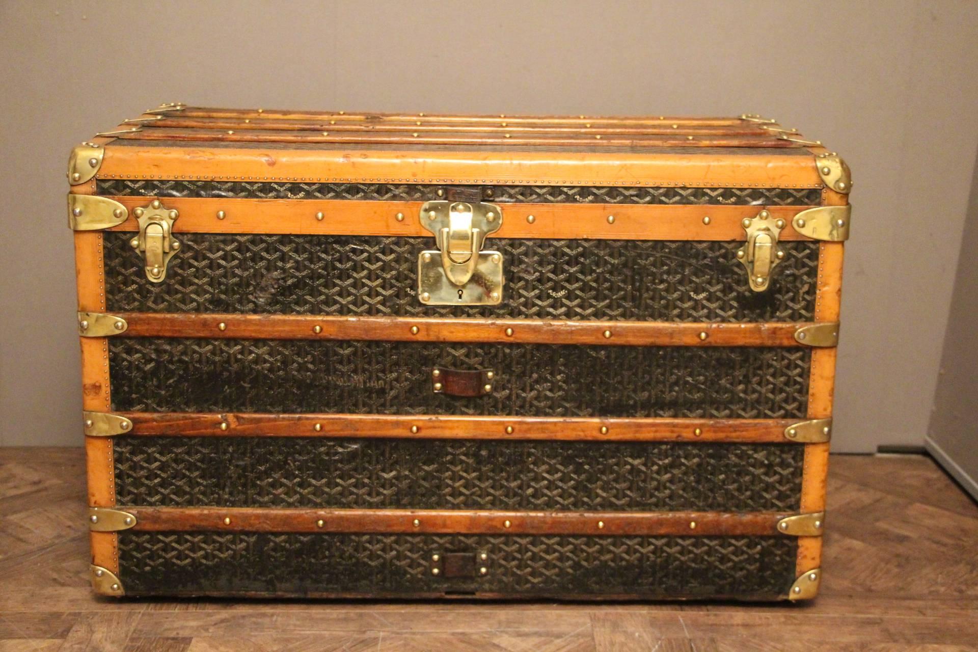 This Aine Goyard trunk has got very nice and unusual proportions as well as a beautiful, warm patina.
It features its famous and sought after chevron canvas, its original brass stamped lock, brass stamped clasps ,brass stamped handles and light