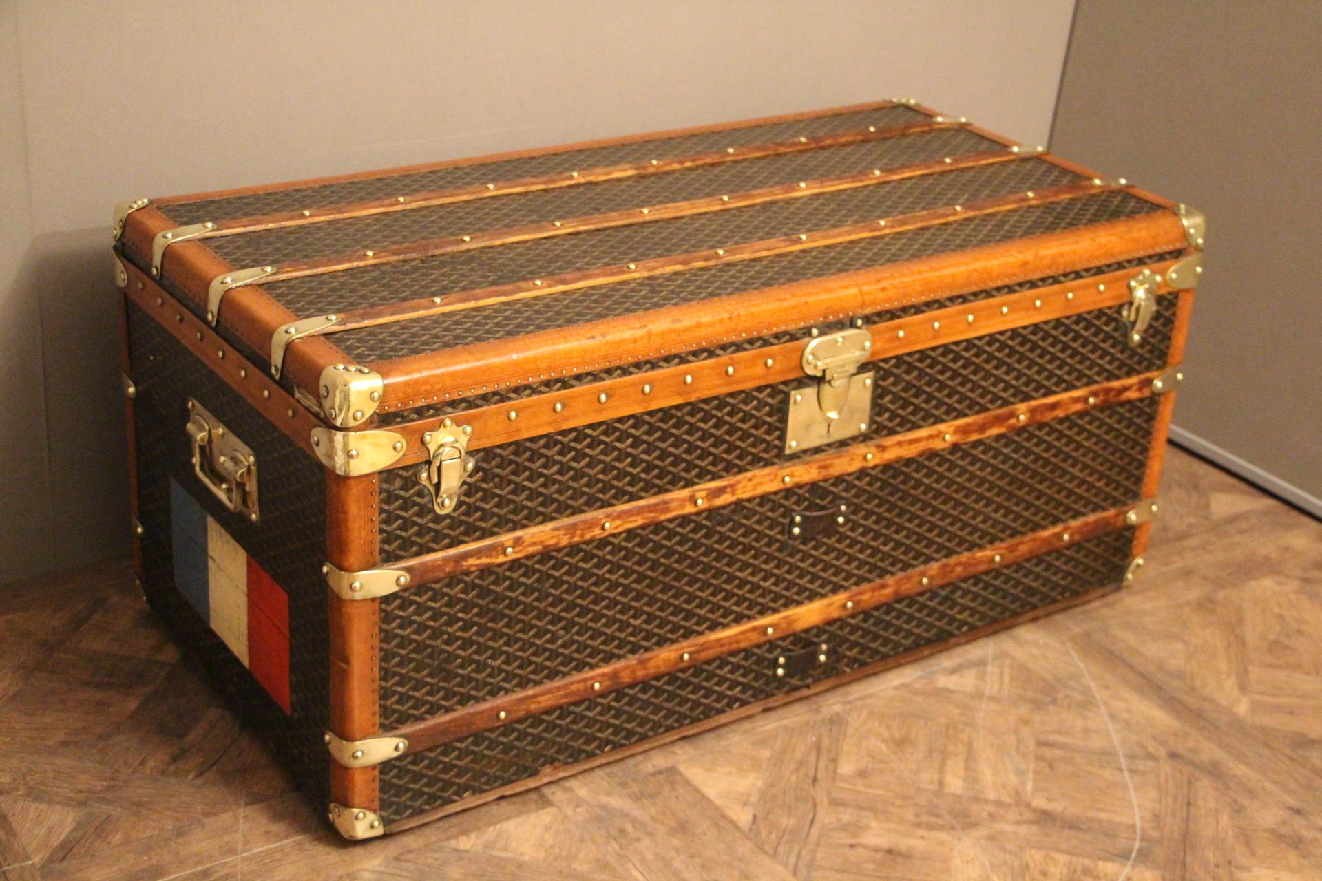 This Aine Goyard trunk has got very nice and unusual proportions as well as a beautiful, warm patina.
It features its famous and sought after chevron canvas, its original brass stamped lock, brass stamped clasps, brass stamped handles and honey