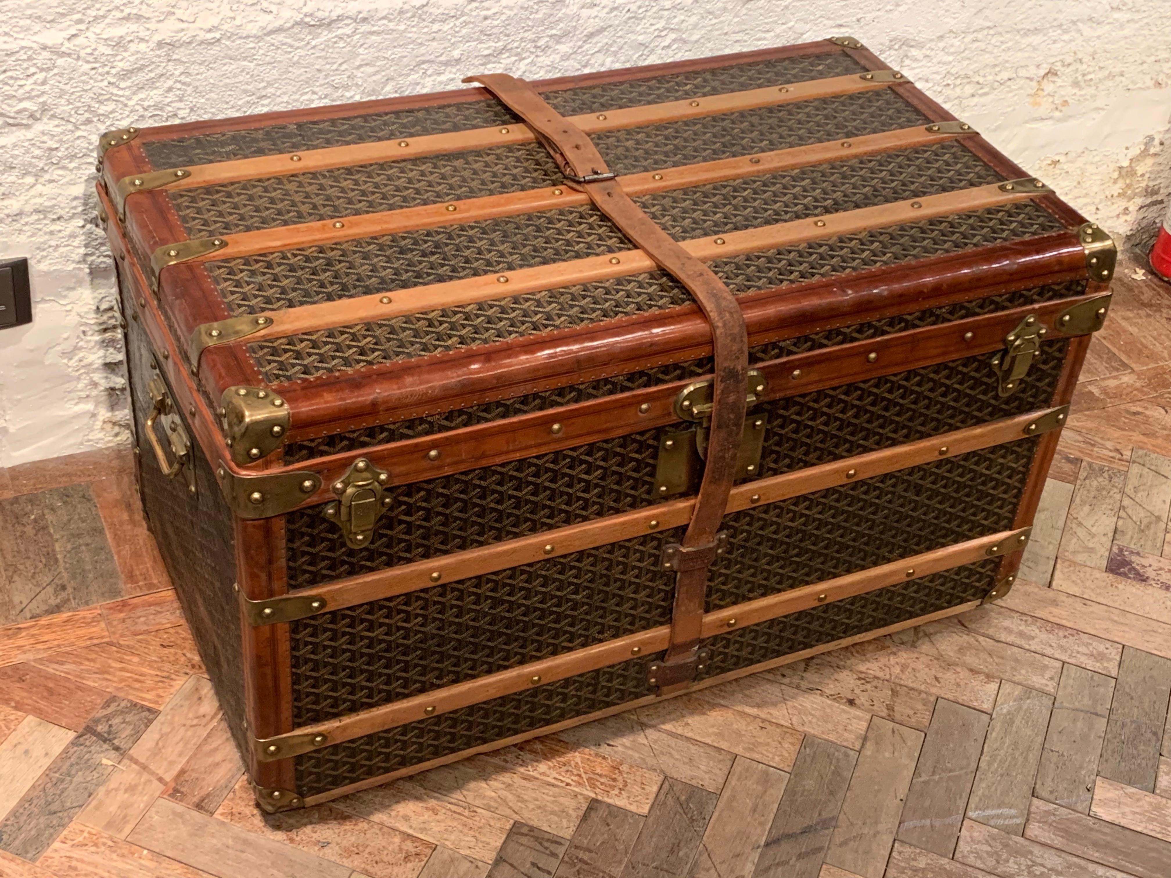 A beautiful Steamer trunk that is entirely covered with the signature Chevron canvas from Goyard circa 1930s. 

It features:
- Lozine trim, 
- Wooden slats 
- Brass hardware. 
- the leather straps 


The spacious interior features the