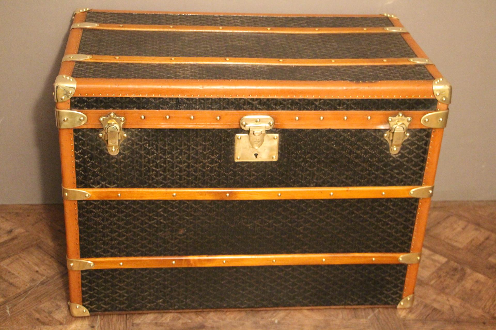 This Aine Goyard trunk has got very nice proportions as well as a beautiful, warm patina.
It features its famous and sought after chevron canvas, its original brass stamped lock, brass stamped clasps and leather side handles. Honey color lozine