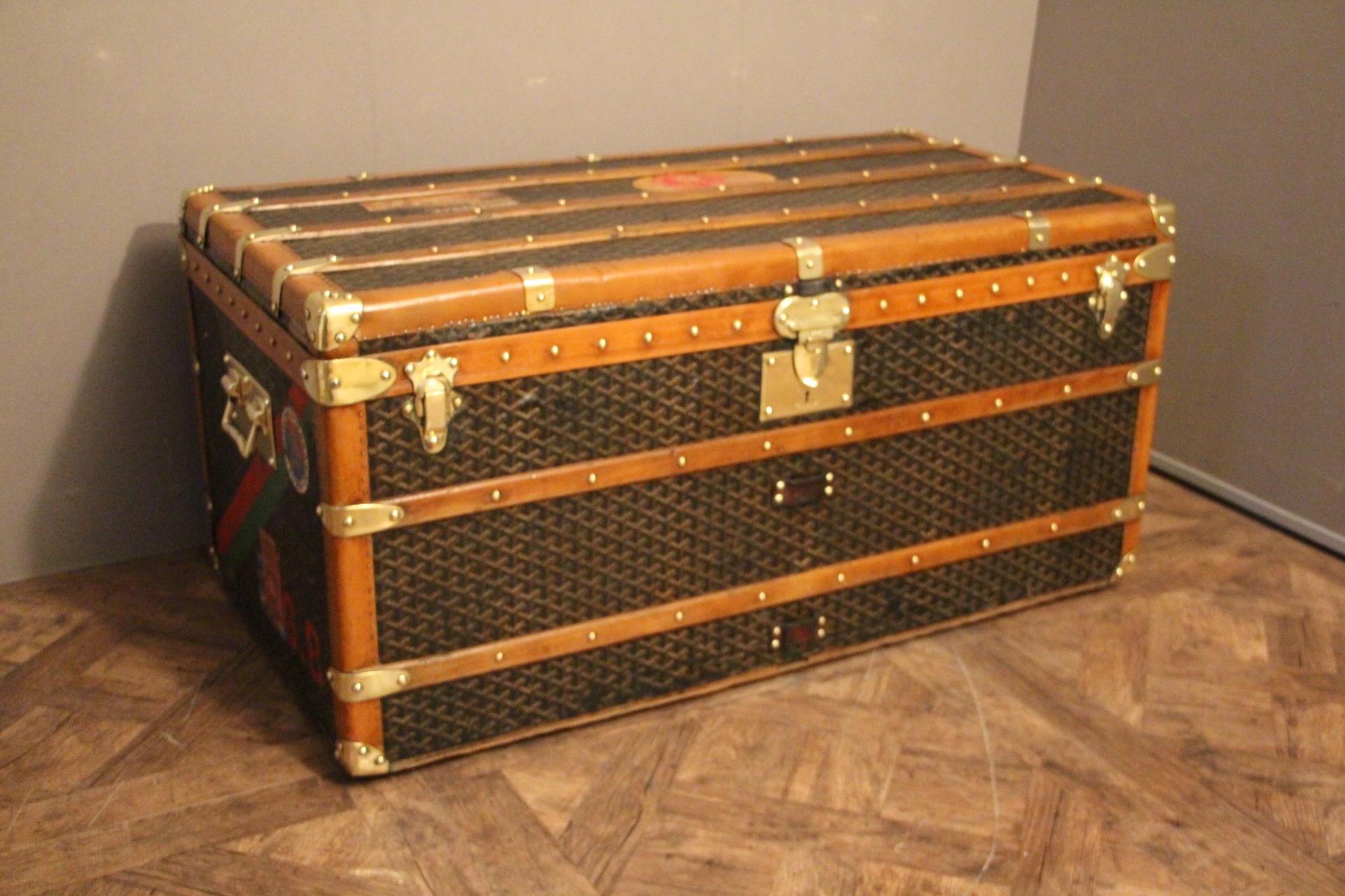 This Aine Goyard trunk has got very nice proportions as well as a beautiful, warm patina.
It features its famous and sought after chevron canvas, its original brass stamped lock, brass stamped clasps and brass stamped handles.Please note the the