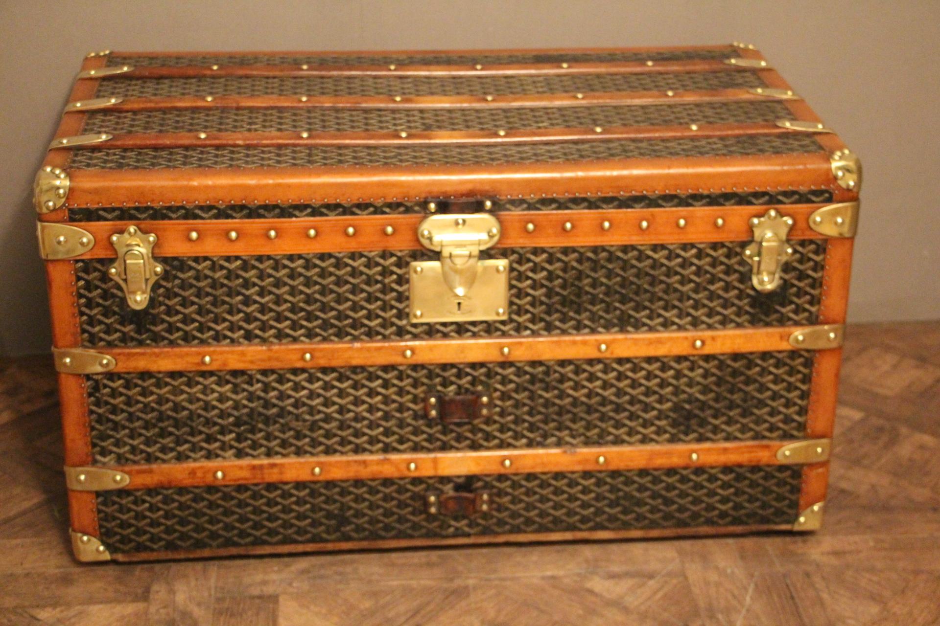 This Aine Goyard courrier trunk has got very nice proportions as well as a beautiful, warm patina.
It features its famous and sought after chevron canvas, its original solid brass stamped lock, solid brass stamped clasps and solid brass stamped