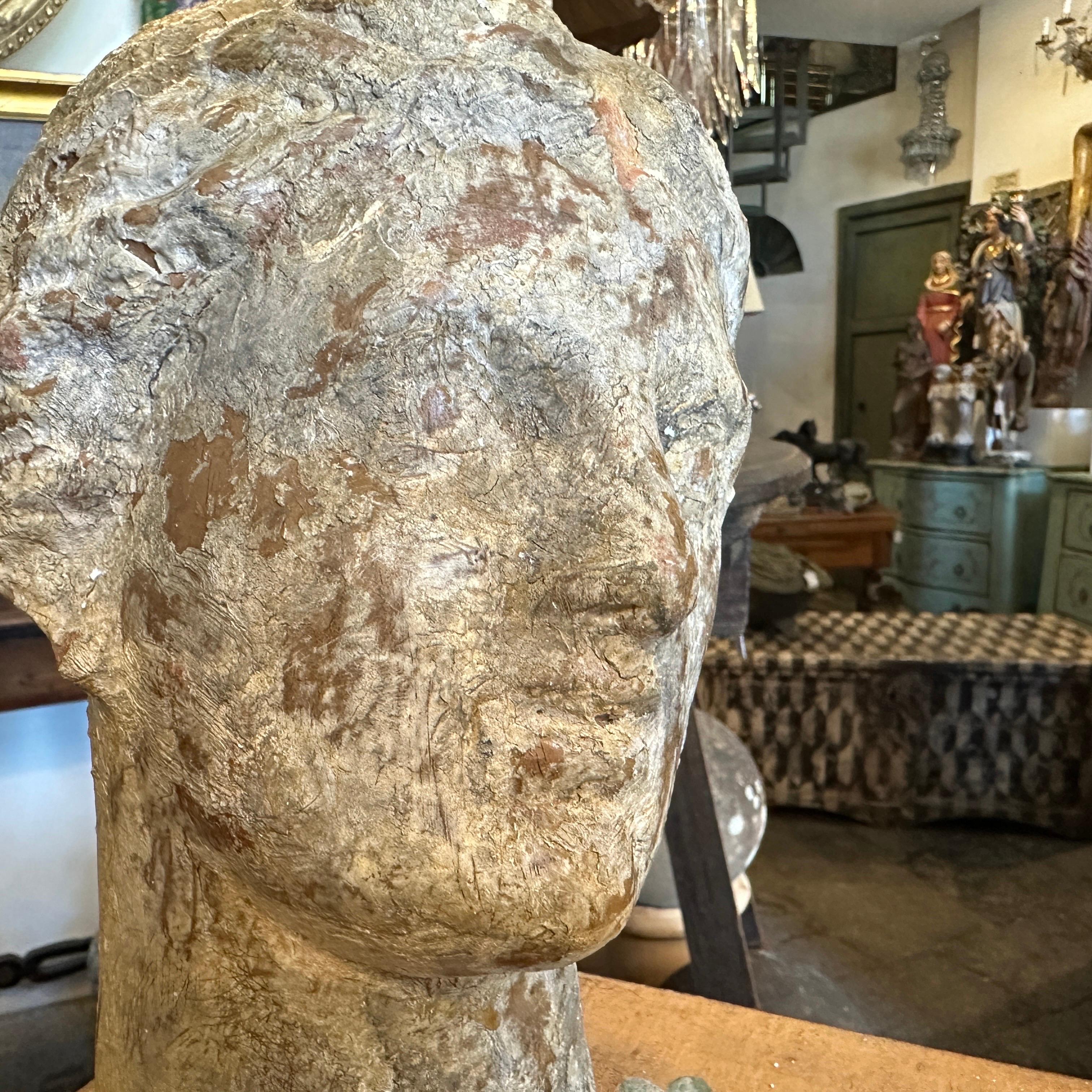 1930er Jahre griechisch-römischer Stil handgefertigter Terrakotta-Frauenkopf aus Sizilien im Angebot 1