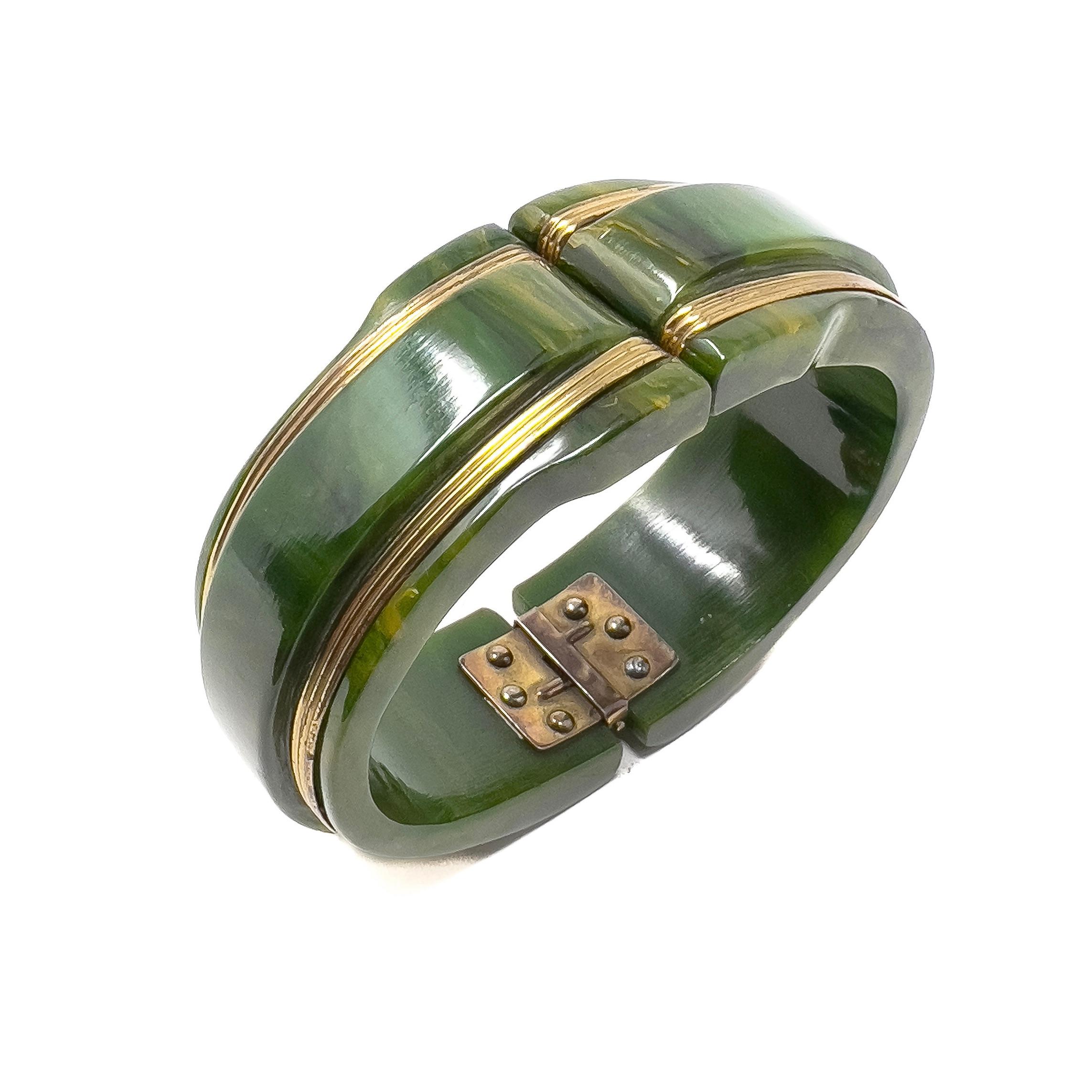 1930s Green Bakelite and Gilded Metal Vintage Hinged Cuff For Sale 5