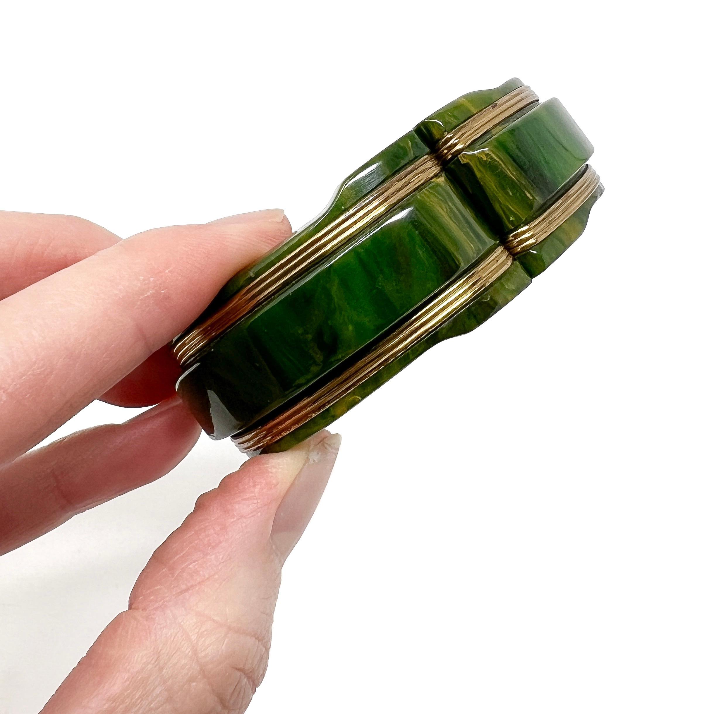 1930s Green Bakelite and Gilded Metal Vintage Hinged Cuff For Sale 6