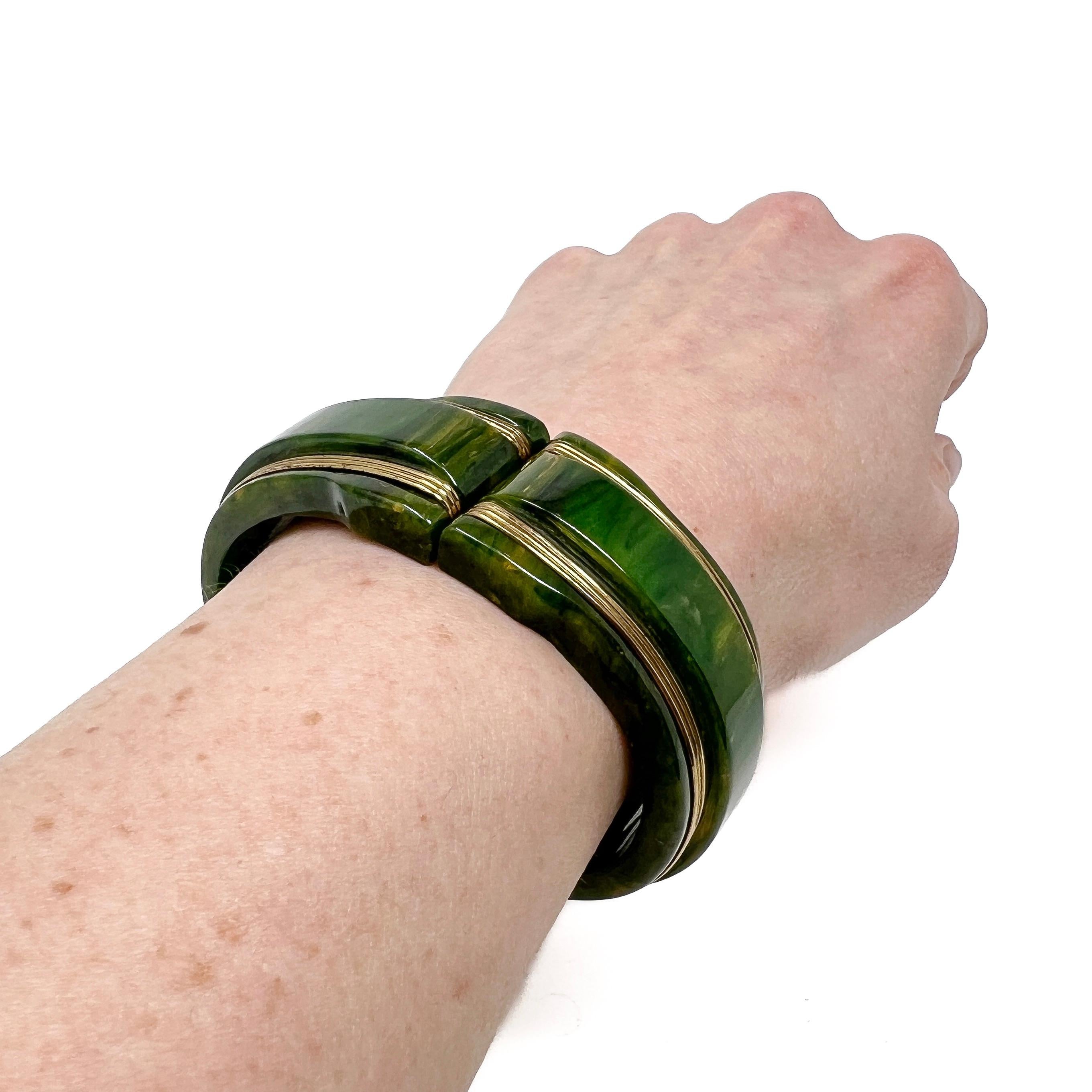 1930s Green Bakelite and Gilded Metal Vintage Hinged Cuff For Sale 7