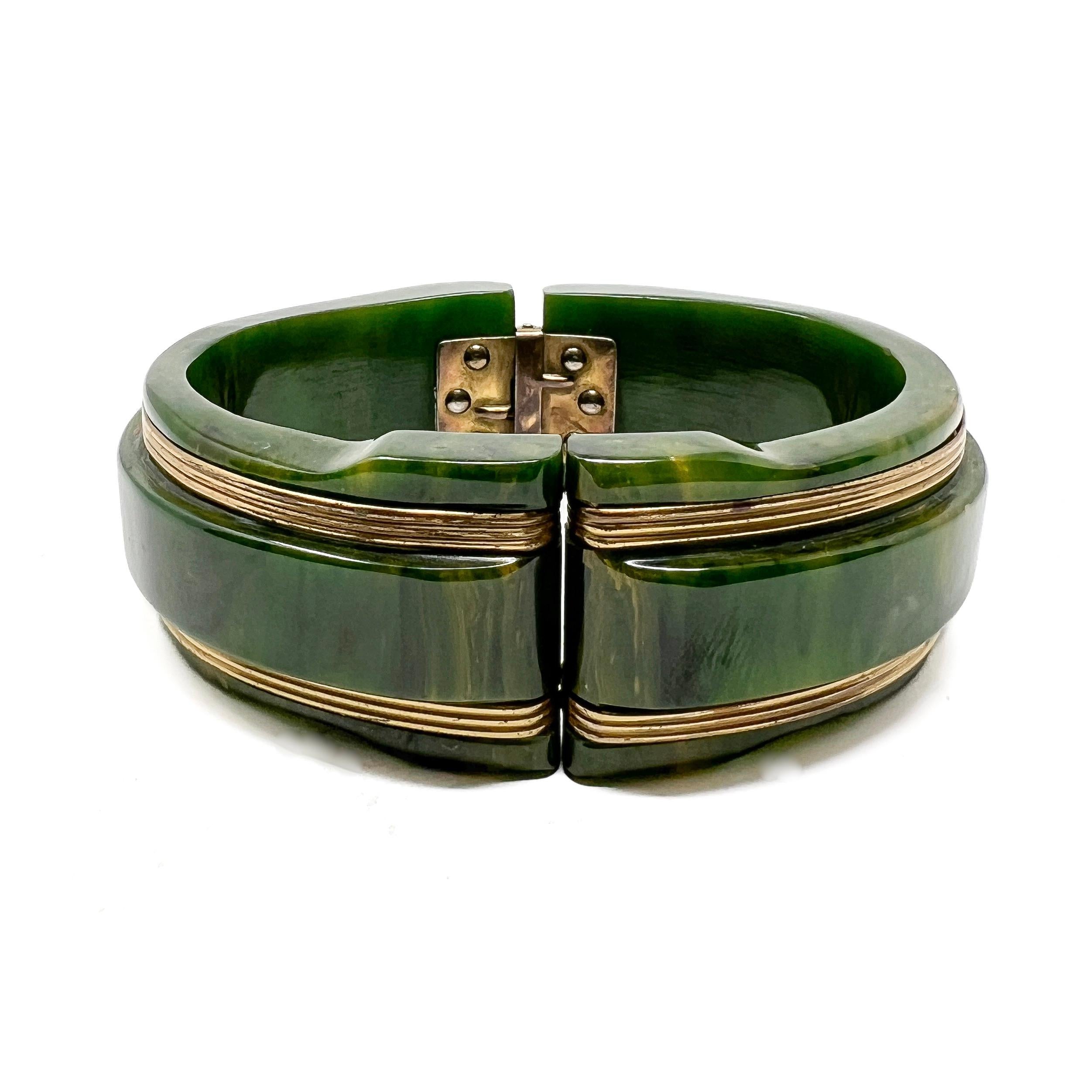 1930s Green Bakelite and Gilded Metal Vintage Hinged Cuff In Good Condition For Sale In Skelmersdale, GB