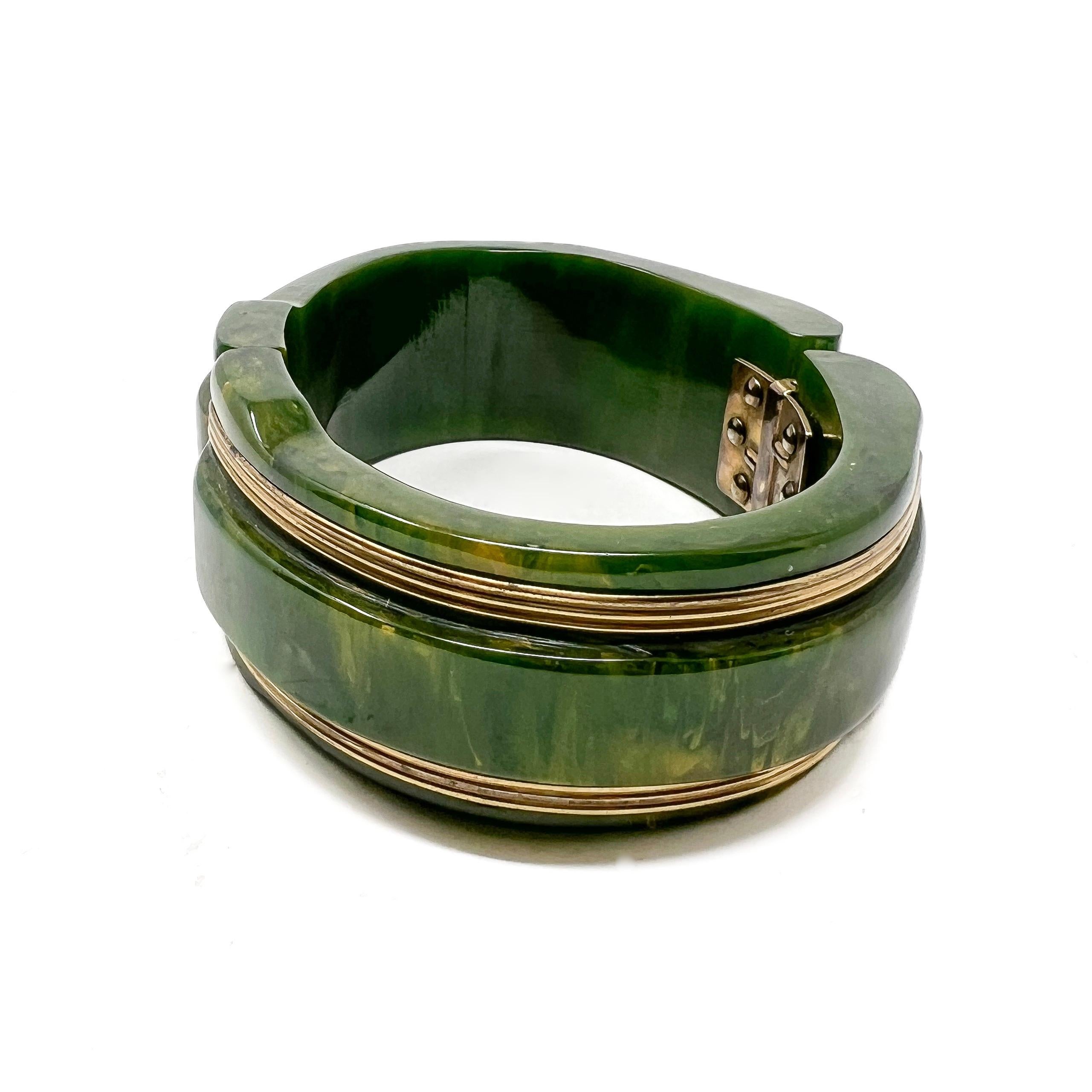 Women's 1930s Green Bakelite and Gilded Metal Vintage Hinged Cuff For Sale