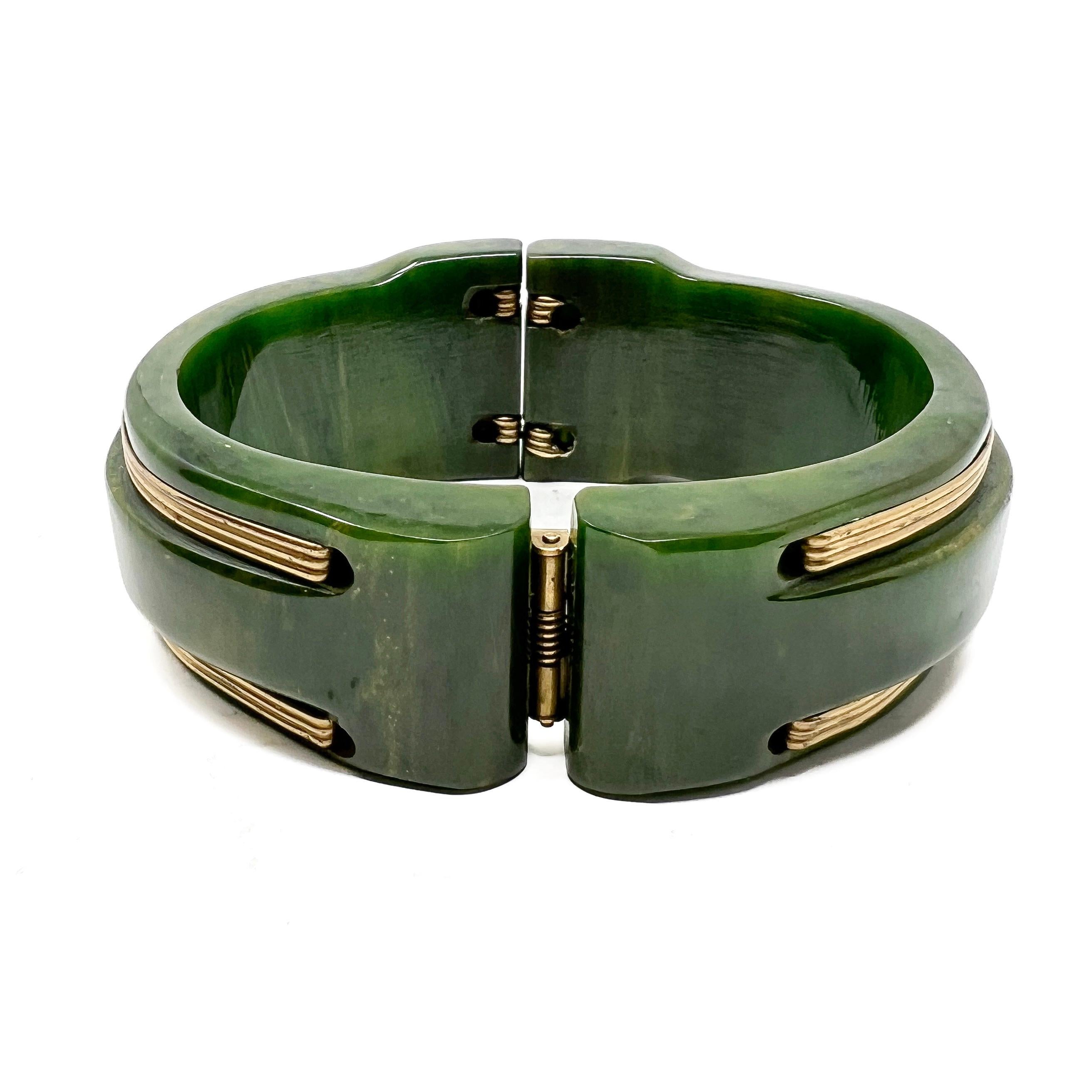 1930s Green Bakelite and Gilded Metal Vintage Hinged Cuff For Sale 1