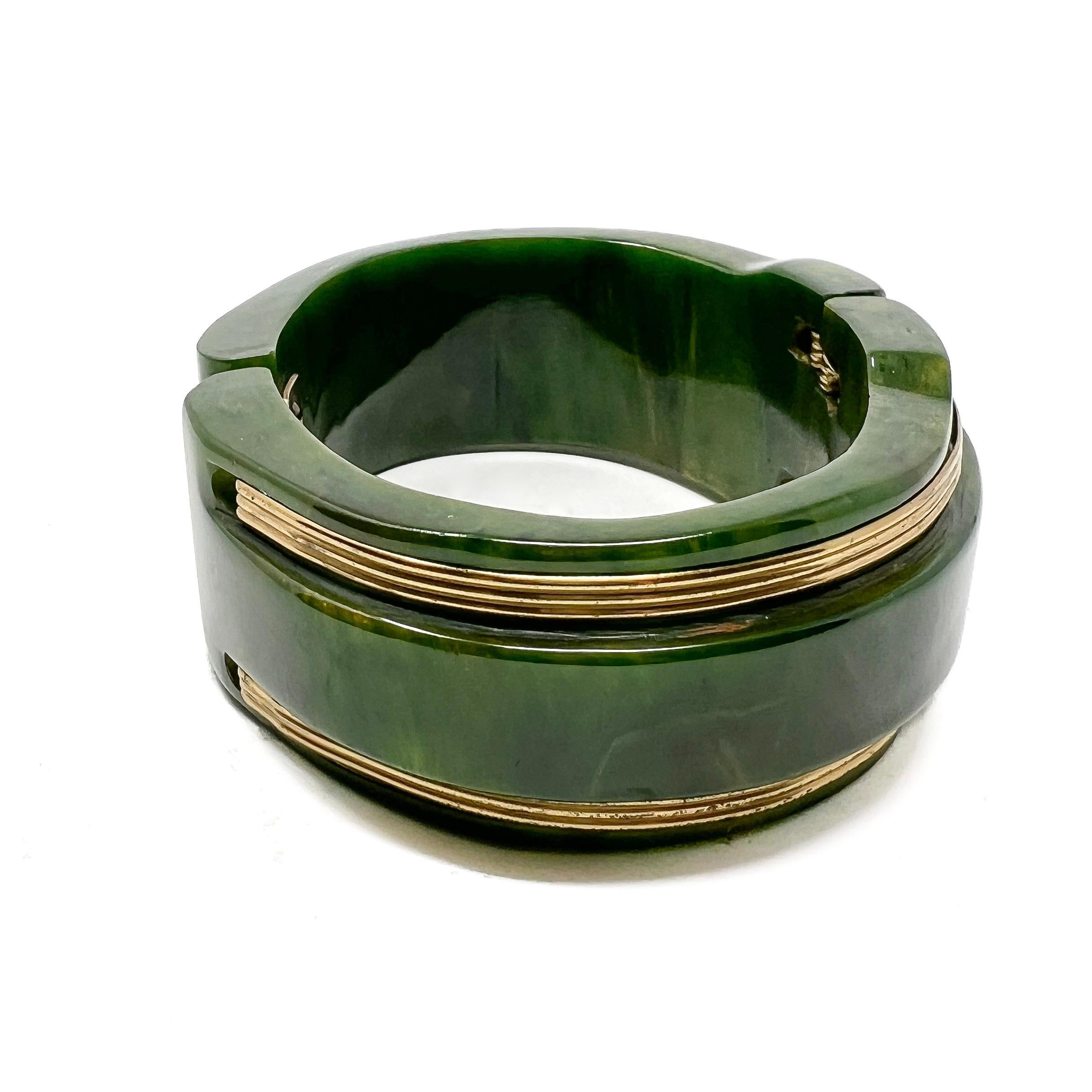 1930s Green Bakelite and Gilded Metal Vintage Hinged Cuff For Sale 2