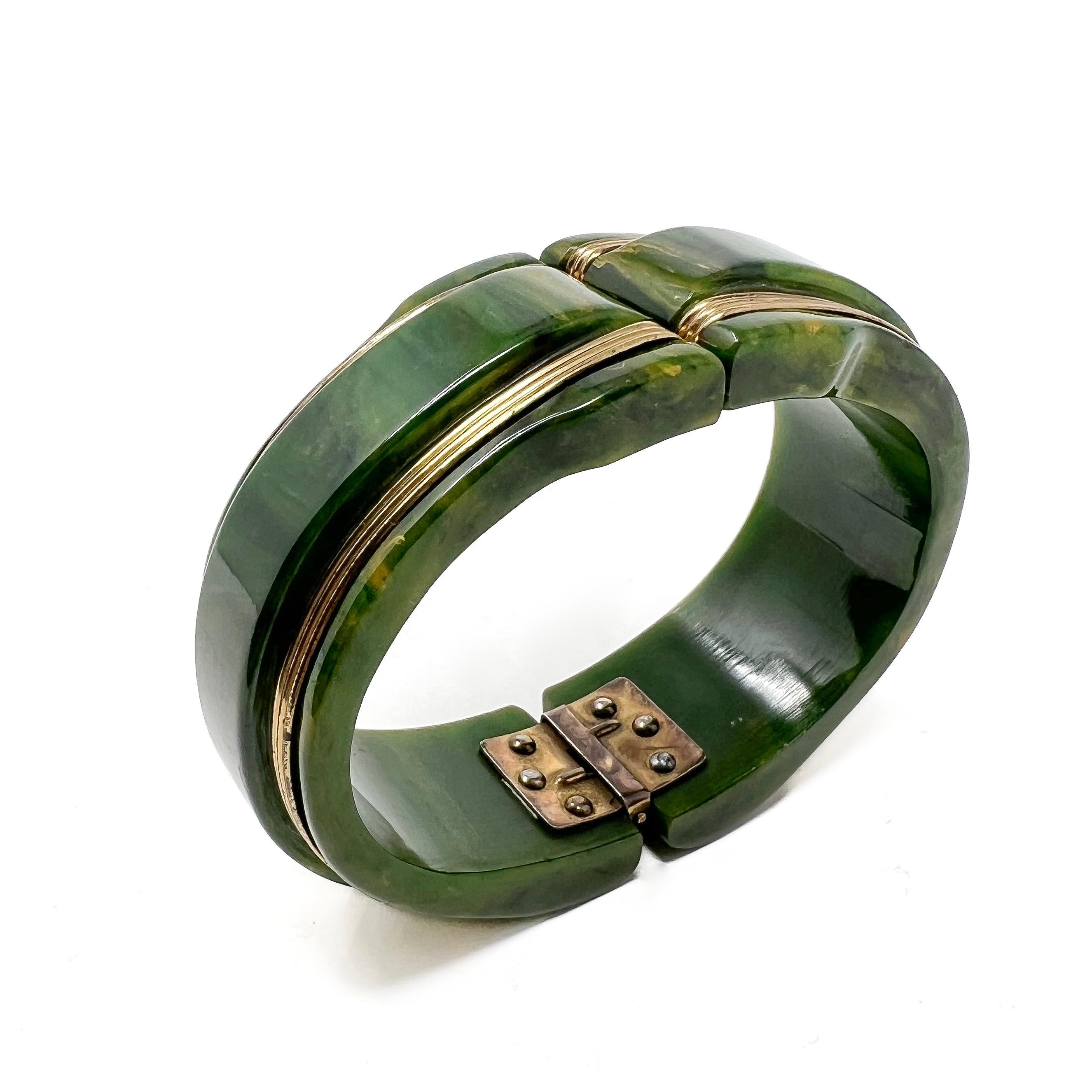 1930s Green Bakelite and Gilded Metal Vintage Hinged Cuff For Sale 3