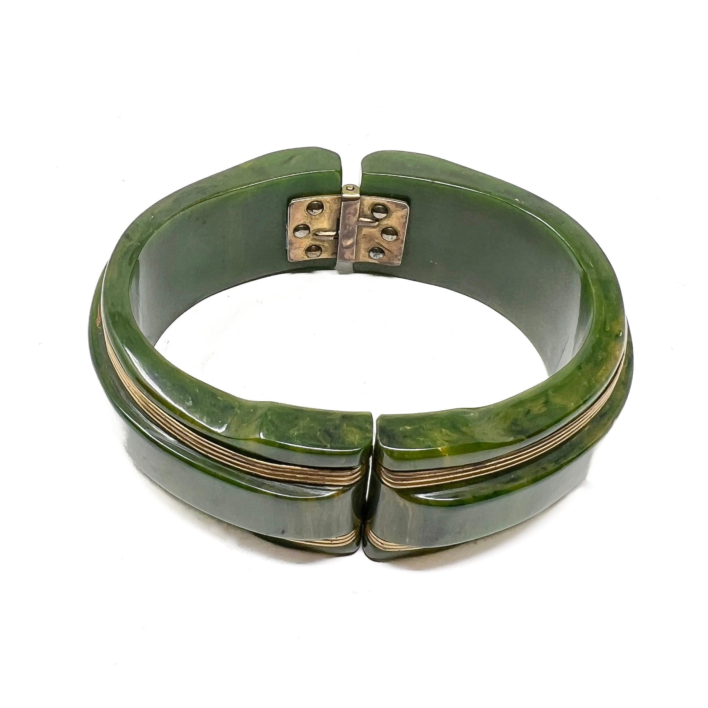 1930s Green Bakelite and Gilded Metal Vintage Hinged Cuff For Sale 4