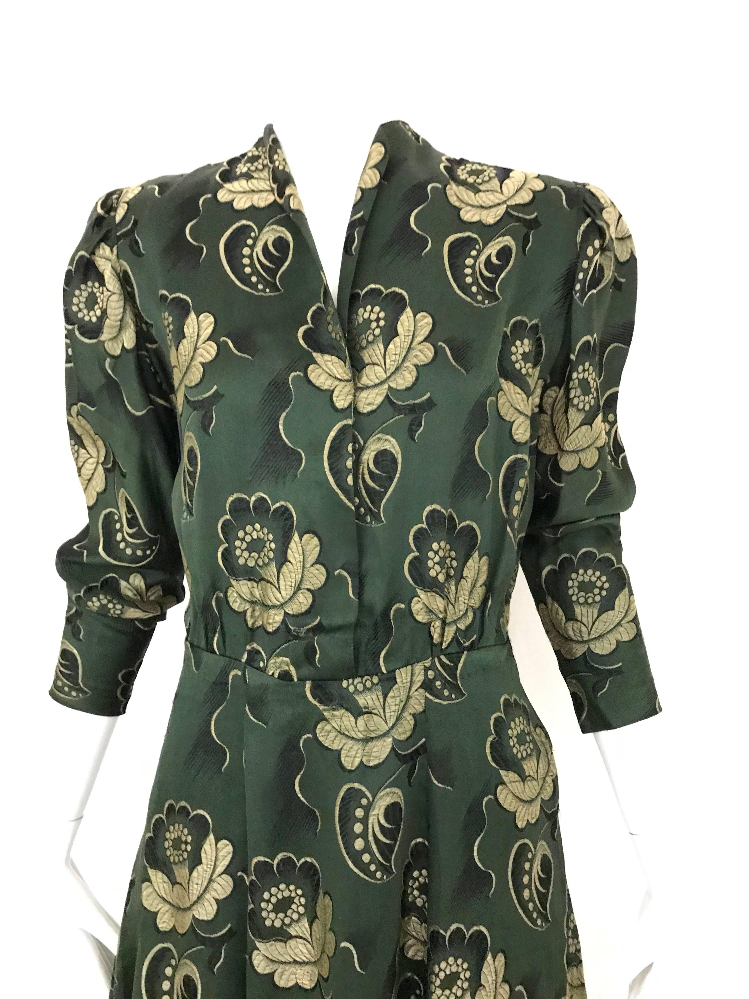 Late 1930s Green jacquard, damask floral print in gold and black hues.
Slightly tapered mutton sleeves style. Approx size: Small- medium
Bust: 38