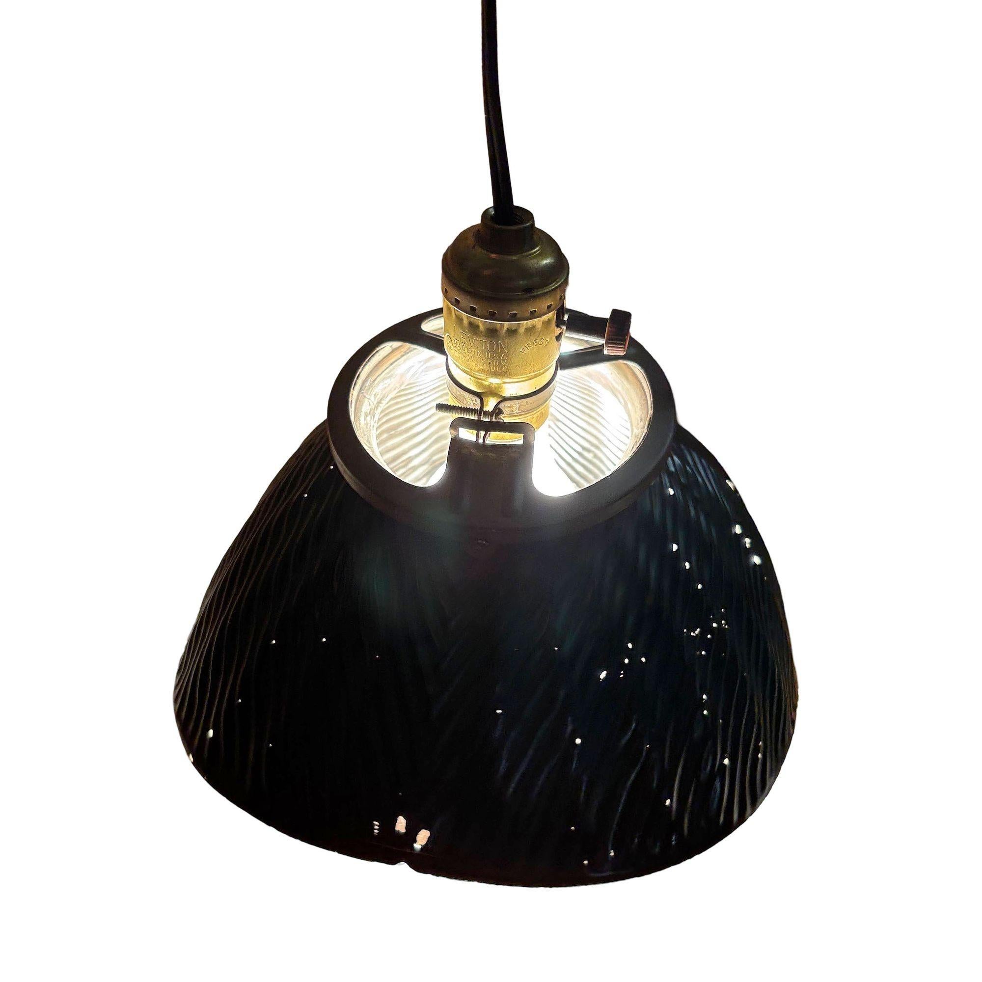 Lampada a sospensione industriale in vetro di mercurio verde degli anni '30 - 8 disponibili! In condizioni ottime in vendita a Van Nuys, CA