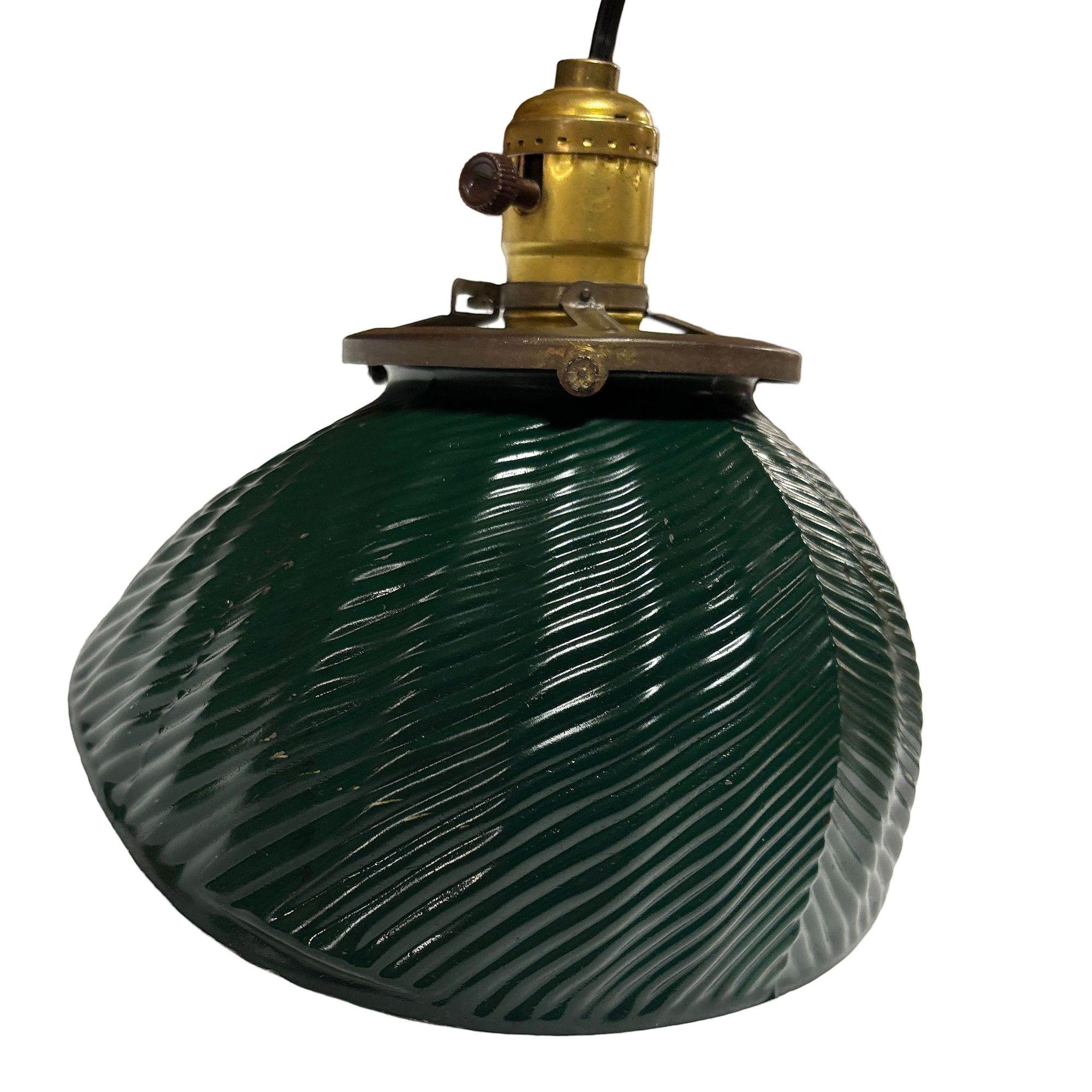 Ottone Lampada a sospensione industriale in vetro di mercurio verde degli anni '30 - 8 disponibili! in vendita