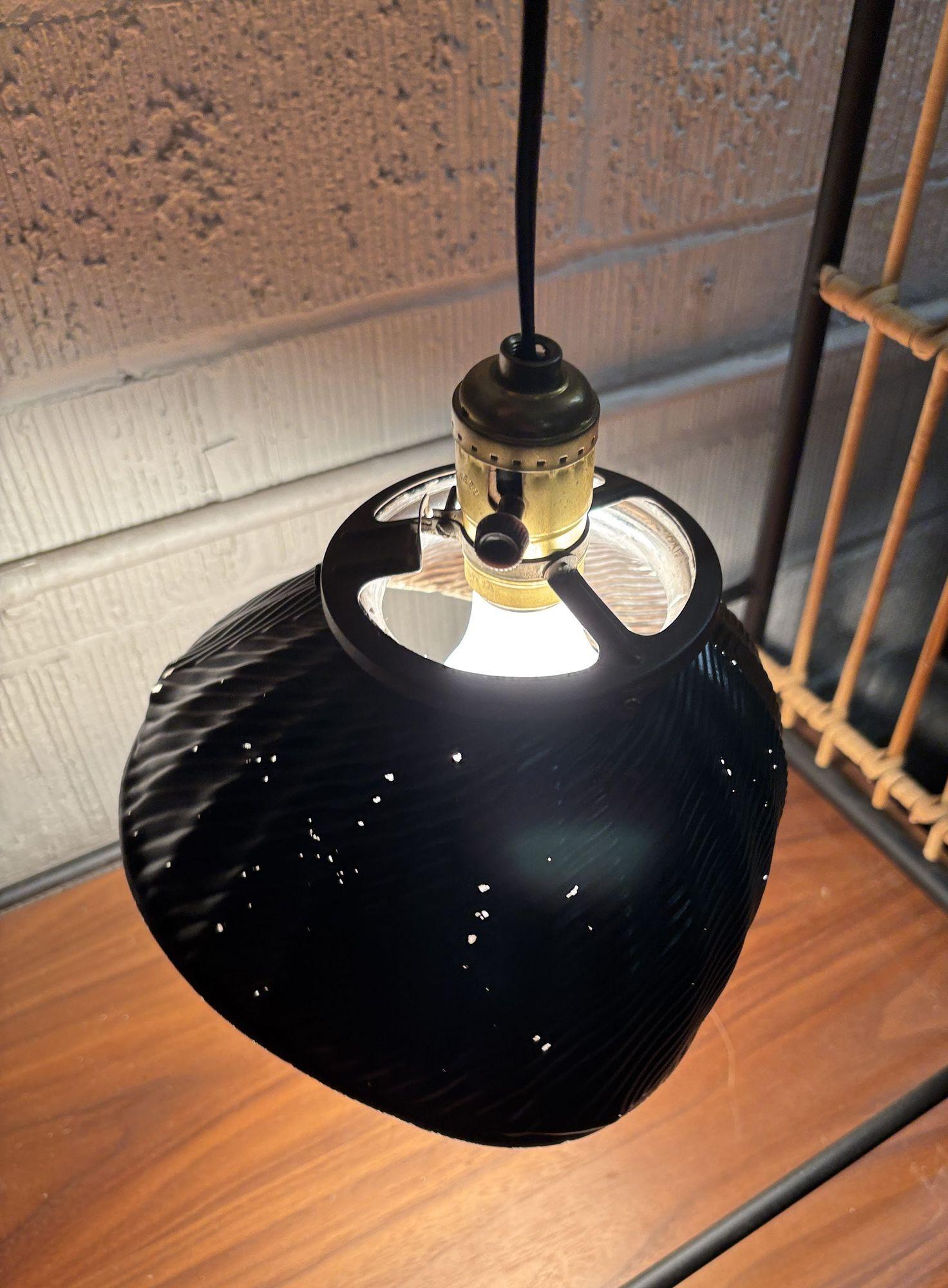 Lampada a sospensione industriale in vetro di mercurio verde degli anni '30 - 8 disponibili! in vendita 1
