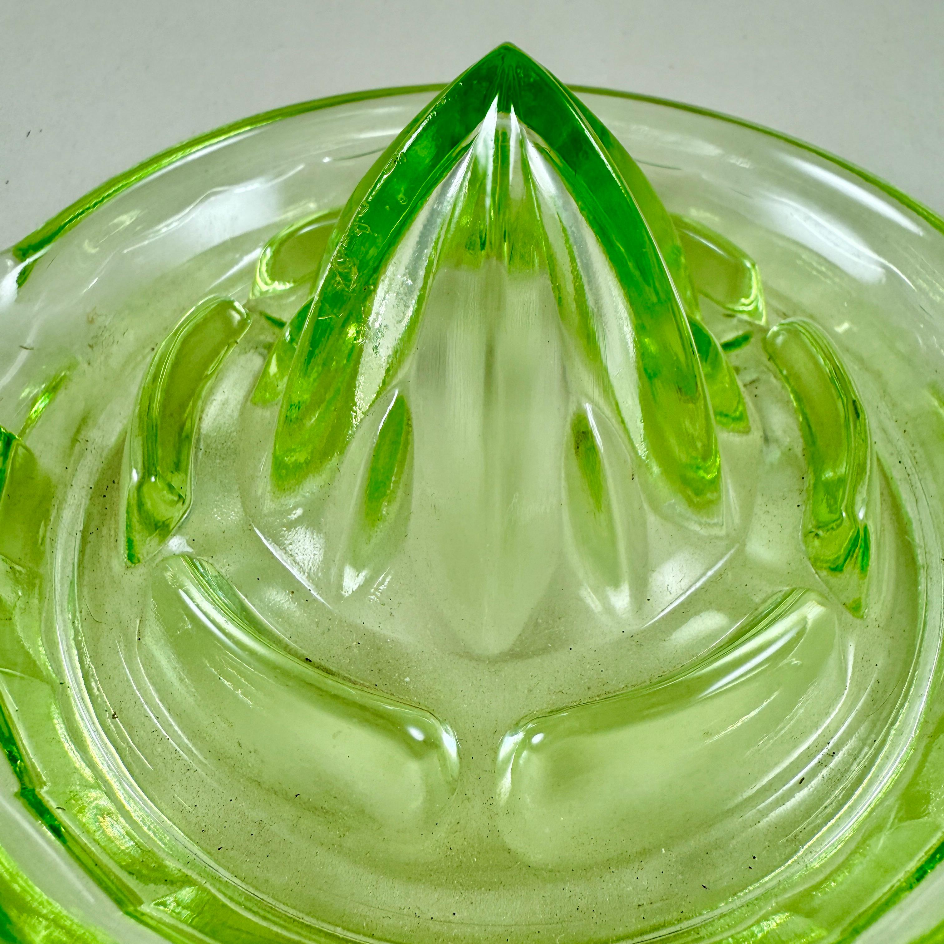 1930s Green Uranium Glass Citrus Reamer or Juicer In Good Condition For Sale In Philadelphia, PA