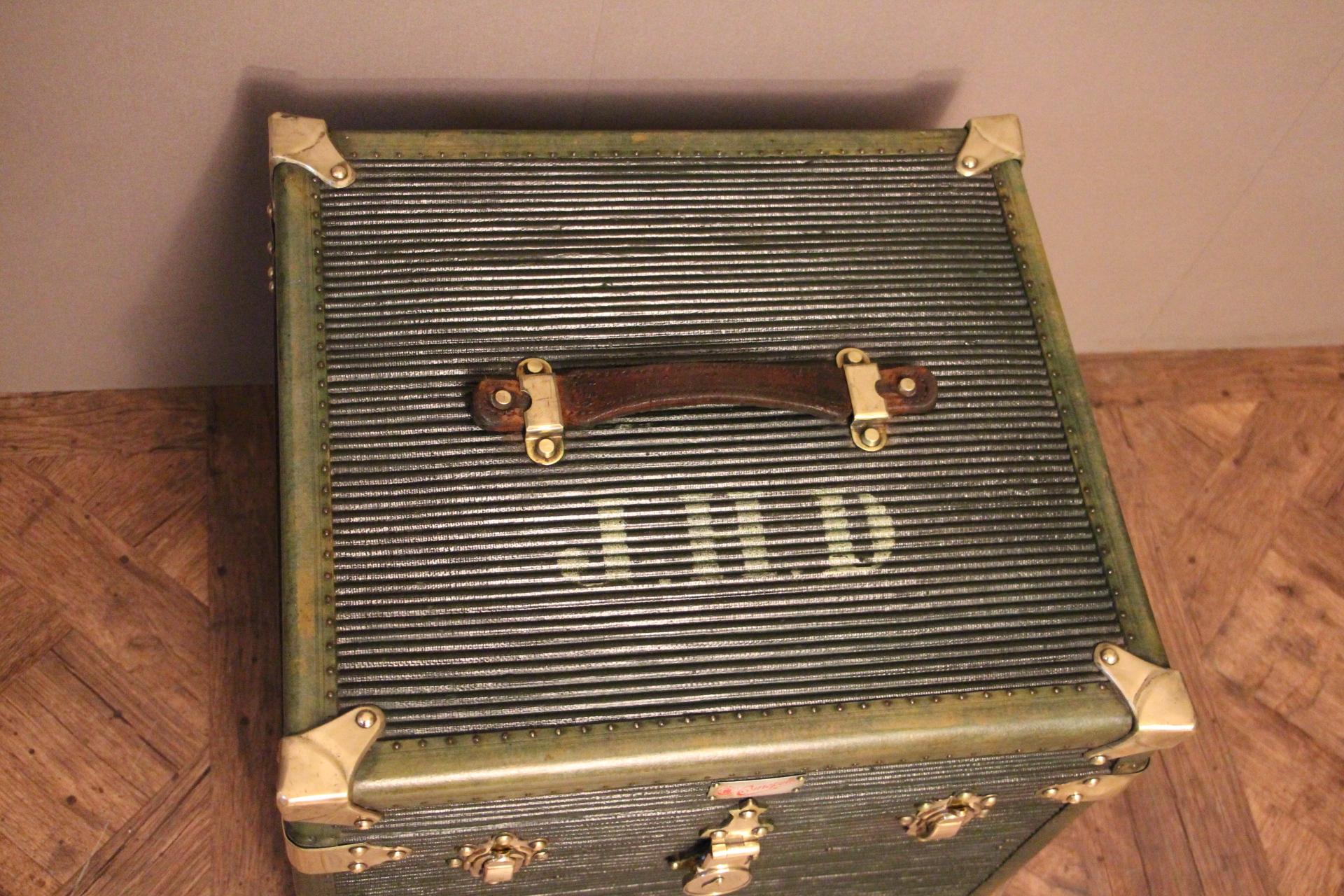 Very nice green canvas hat box featuring green trim and leather top handle as well as solid brass locks and studs.
Maker's plaque: 