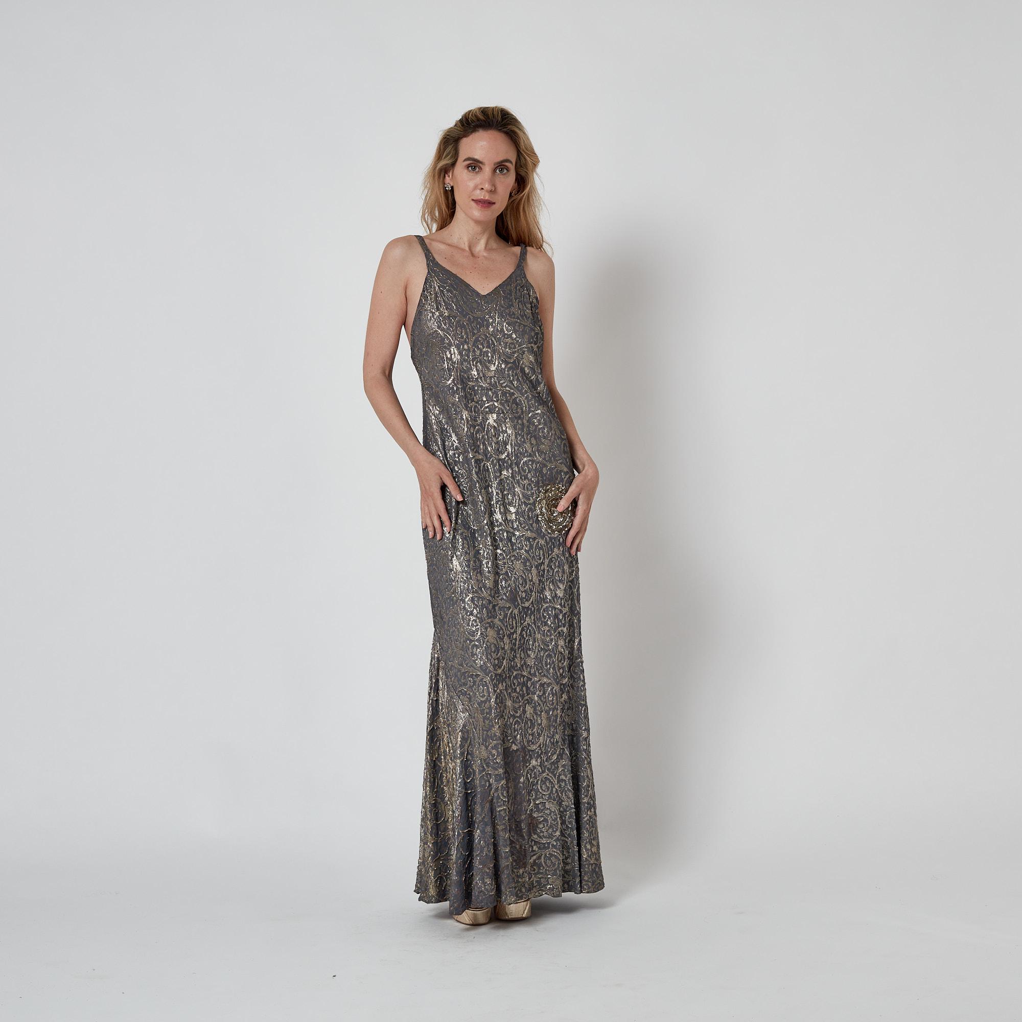 Vestido gris y dorado de los años 30 con apliques de lentejuelas en venta 3
