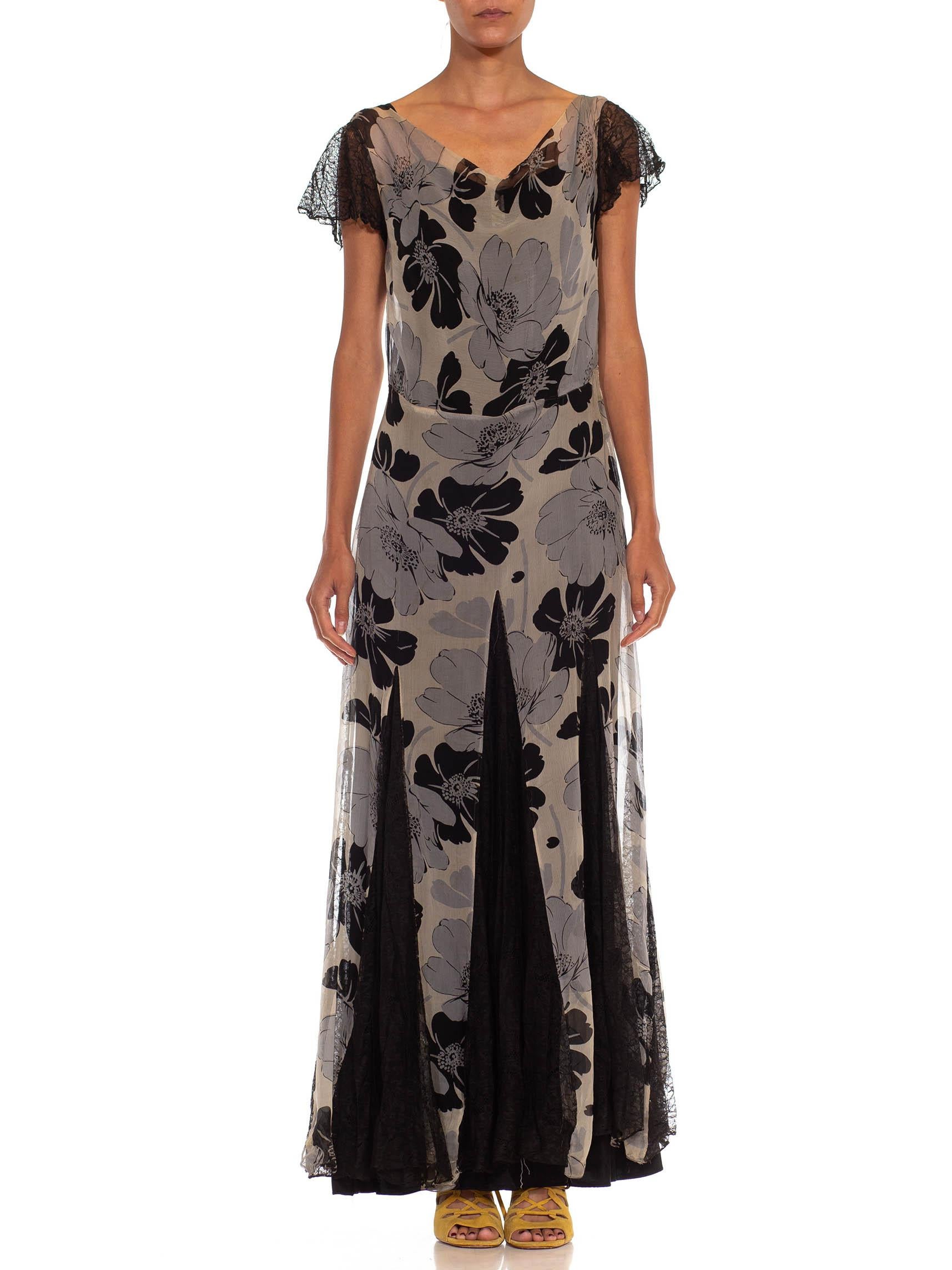 Robe à fleurs en mousseline de soie grise et noire des années 1930 en vente 3
