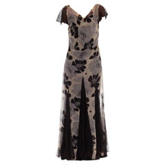Abito floreale in chiffon di seta grigio e nero del 1930