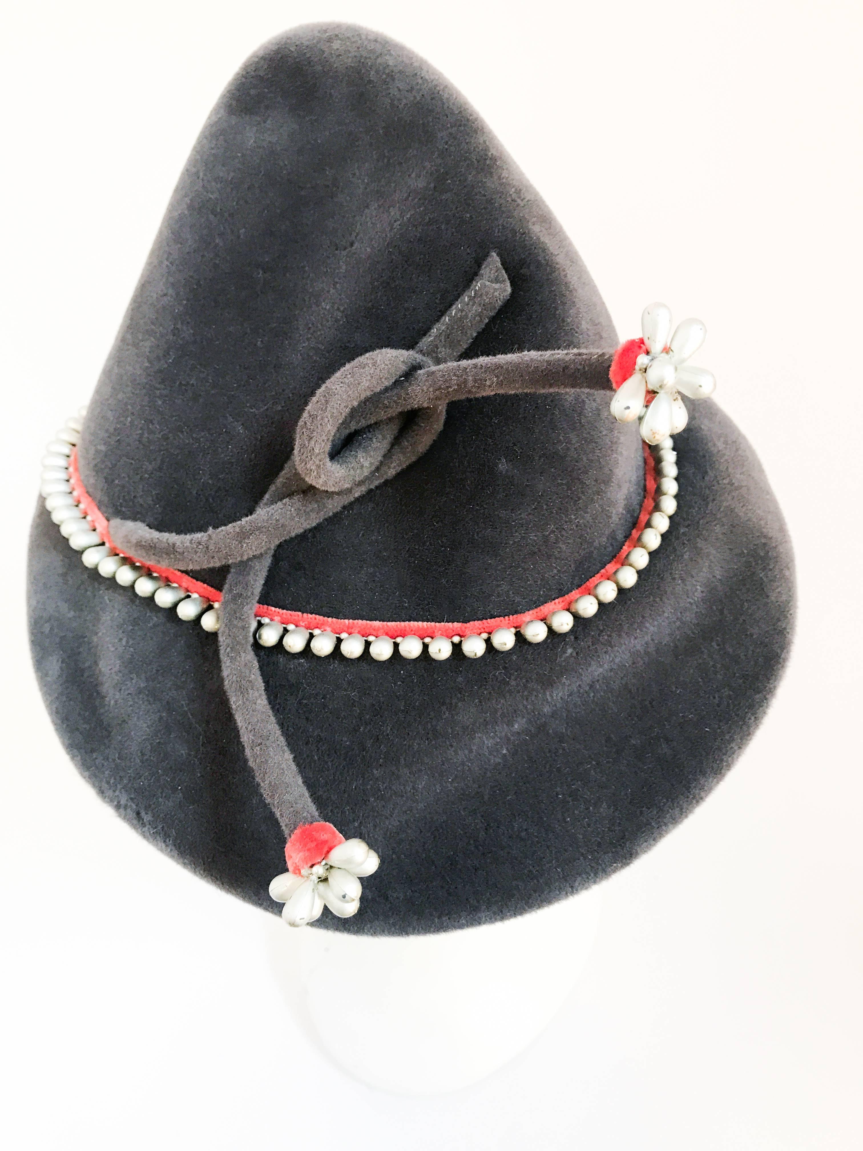 1930s Grey Wool Fur Felt Hat with Pearl and Velvet Accents In Good Condition In San Francisco, CA