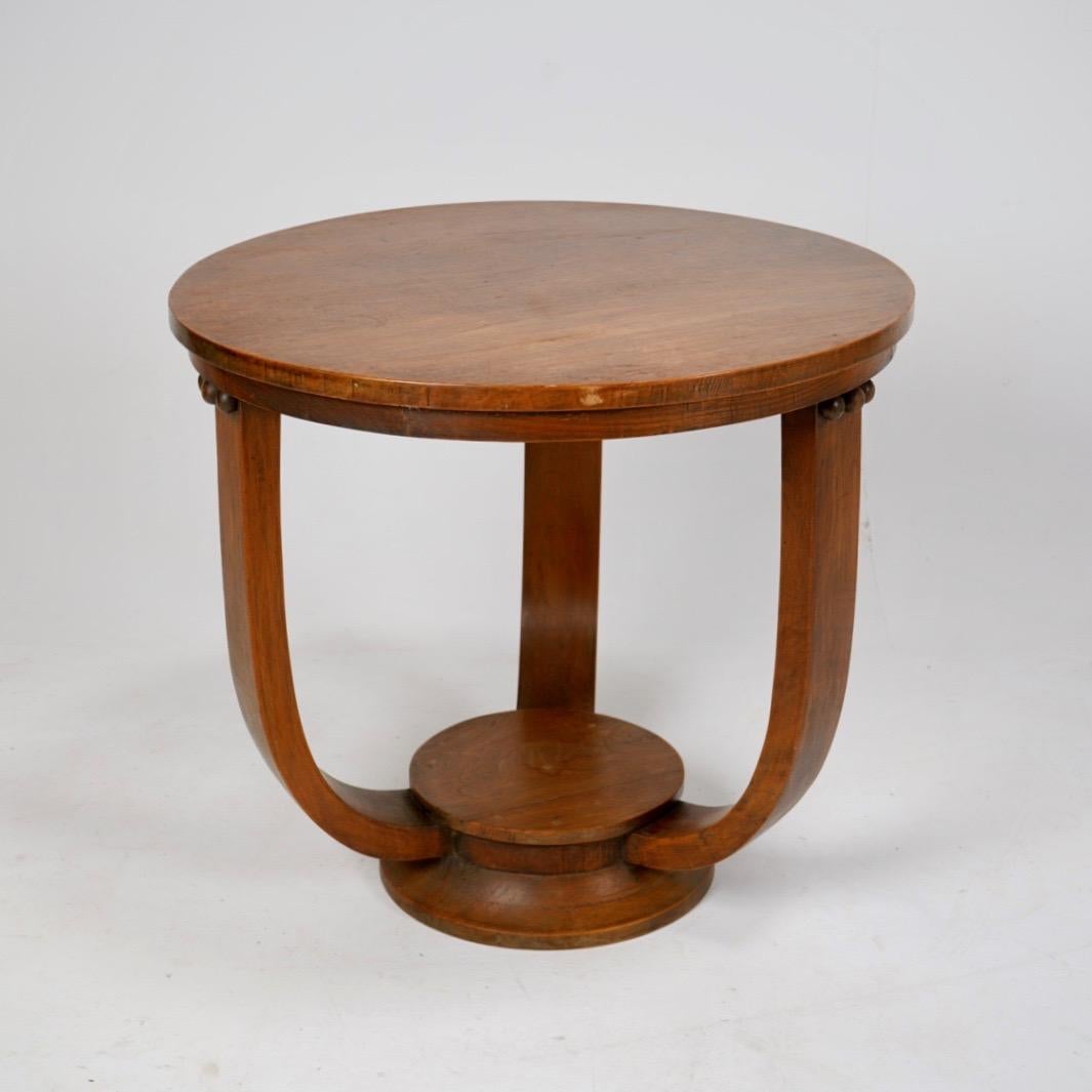  Ein hervorragender französischer Gueridon-Tisch aus den 1930er Jahren.

Dieser elegante Tisch hat eine dicke Platte, die von drei geschwungenen Beinen gehalten wird, die mit dem Sockel verbunden sind.

Der Zustand ist gut, auf der Tischplatte