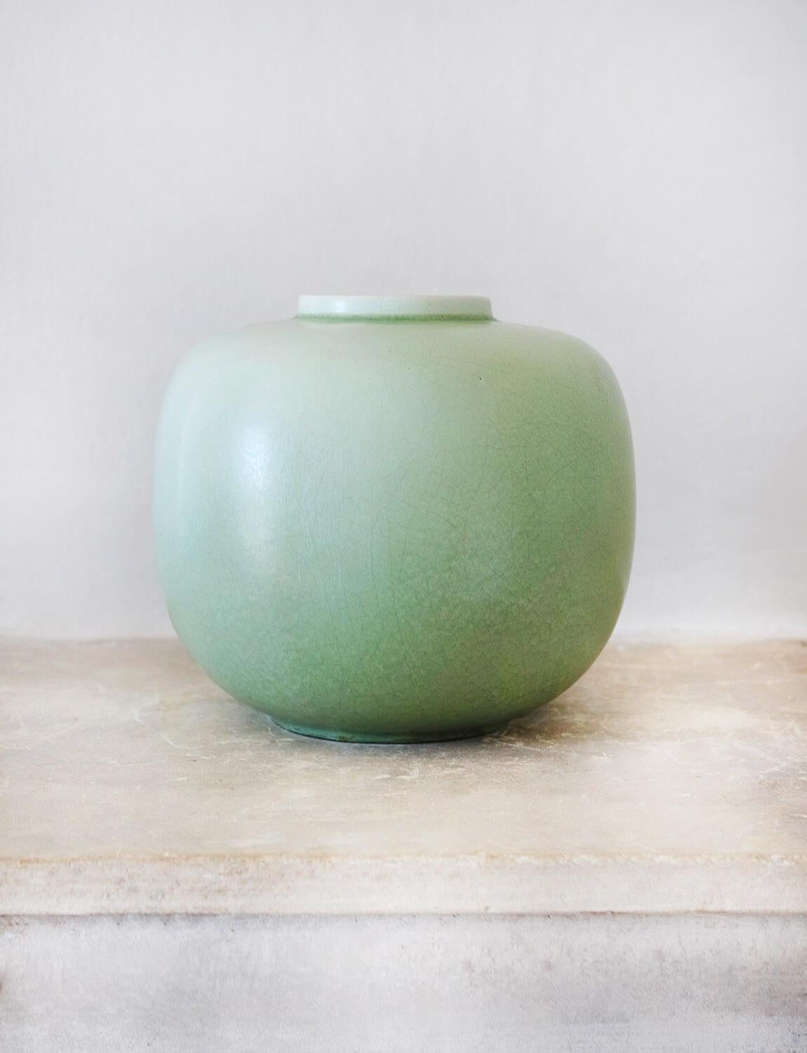 Vase aus Celadon, entworfen von Guido Andlovitz für das Keramikunternehmen Società Ceramica Italiana, Lavenia, wo er in den 1930er Jahren als künstlerischer Leiter tätig war. Guido Andlovitz (1900-1971) war ein bekannter italienischer Keramiker,