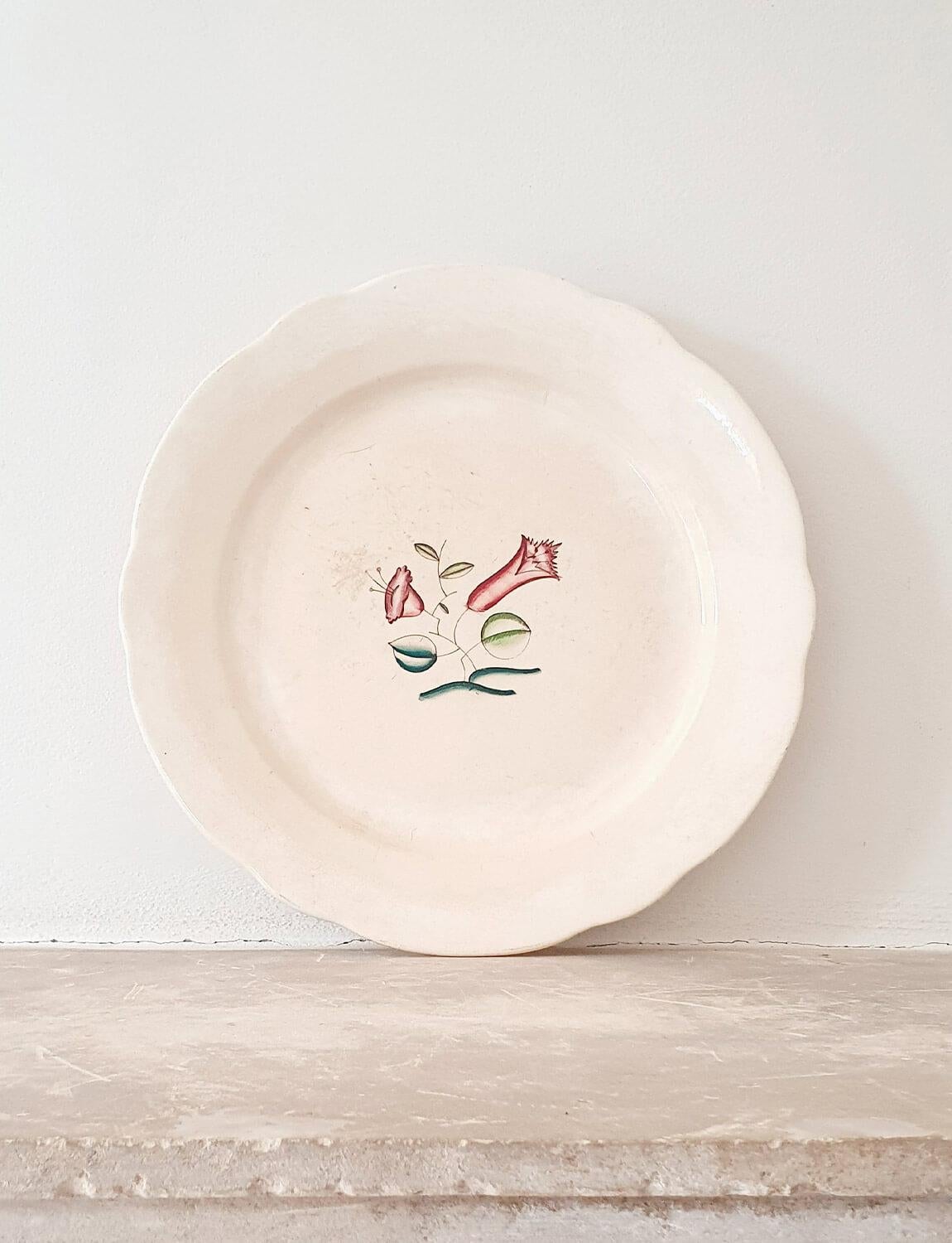 A pretty hand-painted Italian ceramic serving plate by the extraordinary designer, Guido Andlovitz and found amongst a private collection of his works. This 1930s plate has a beautiful flower motif designed by Adlovitz himself. The plate was made