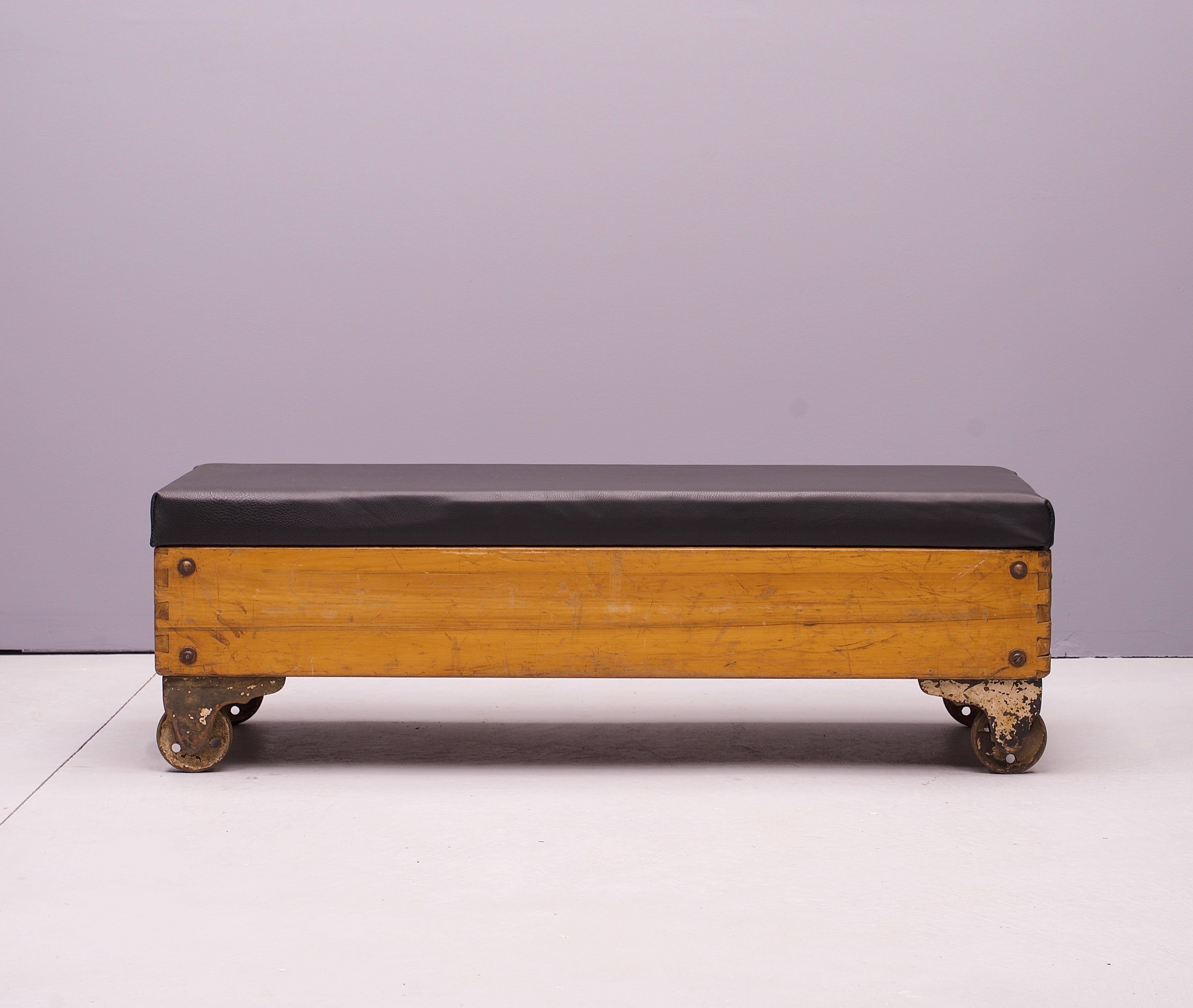 Alemania, c.1930s. Banco de trabajo industrial vintage Gustav de cuero y arce articulado. Sobre ruedas de hierro de ferrocarril, c.1920. Pesado, Robusto, Patina todas las Superficies. Montaje único de Modern50, 2025. Se ha aplicado una nueva