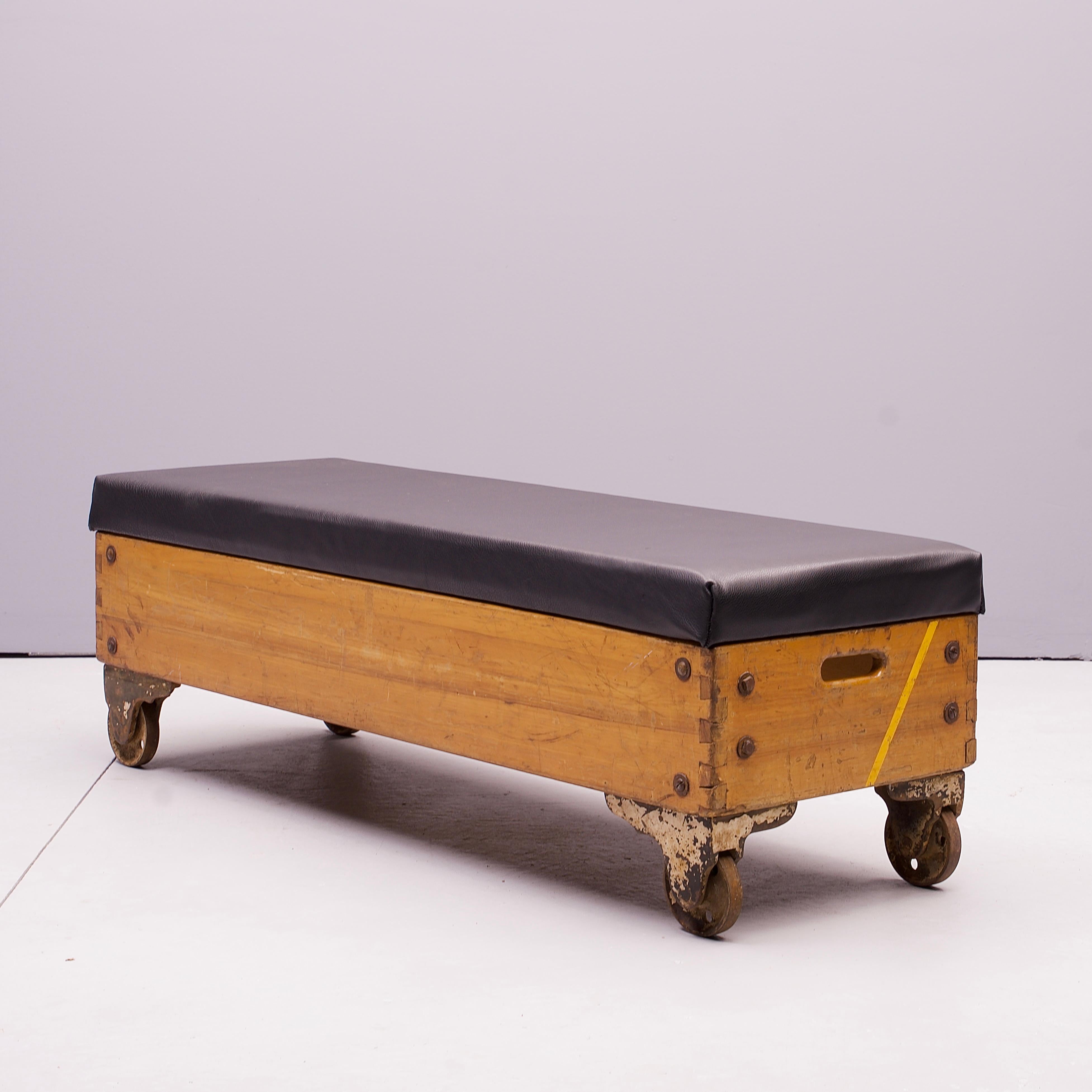 1930s Gustav Leather Werke-Bench Bedside Seating Modern50 Assemblage Industrial en venta