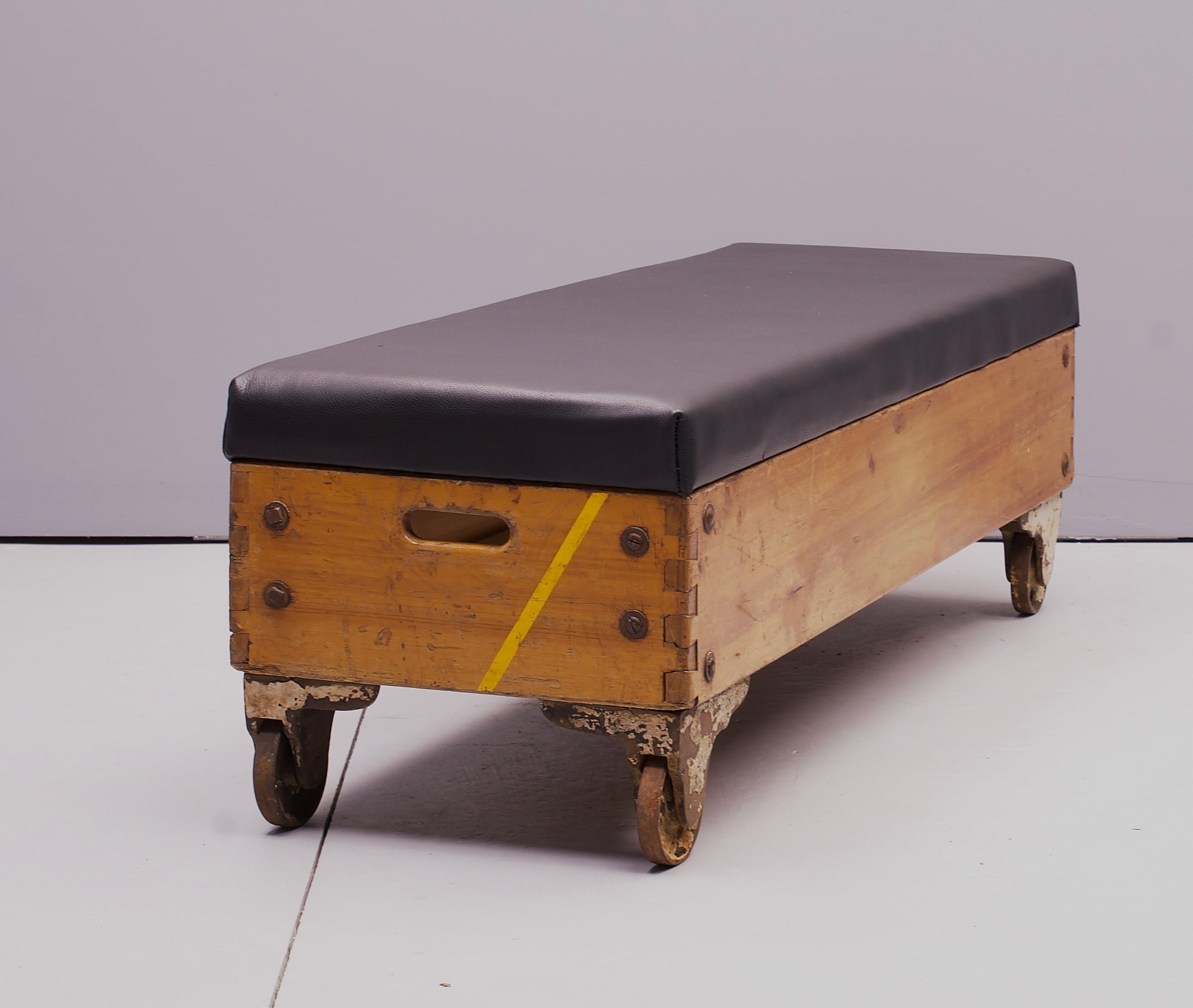 1930s Gustav Leather Werke-Bench Bedside Seating Modern50 Assemblage Alemán en venta