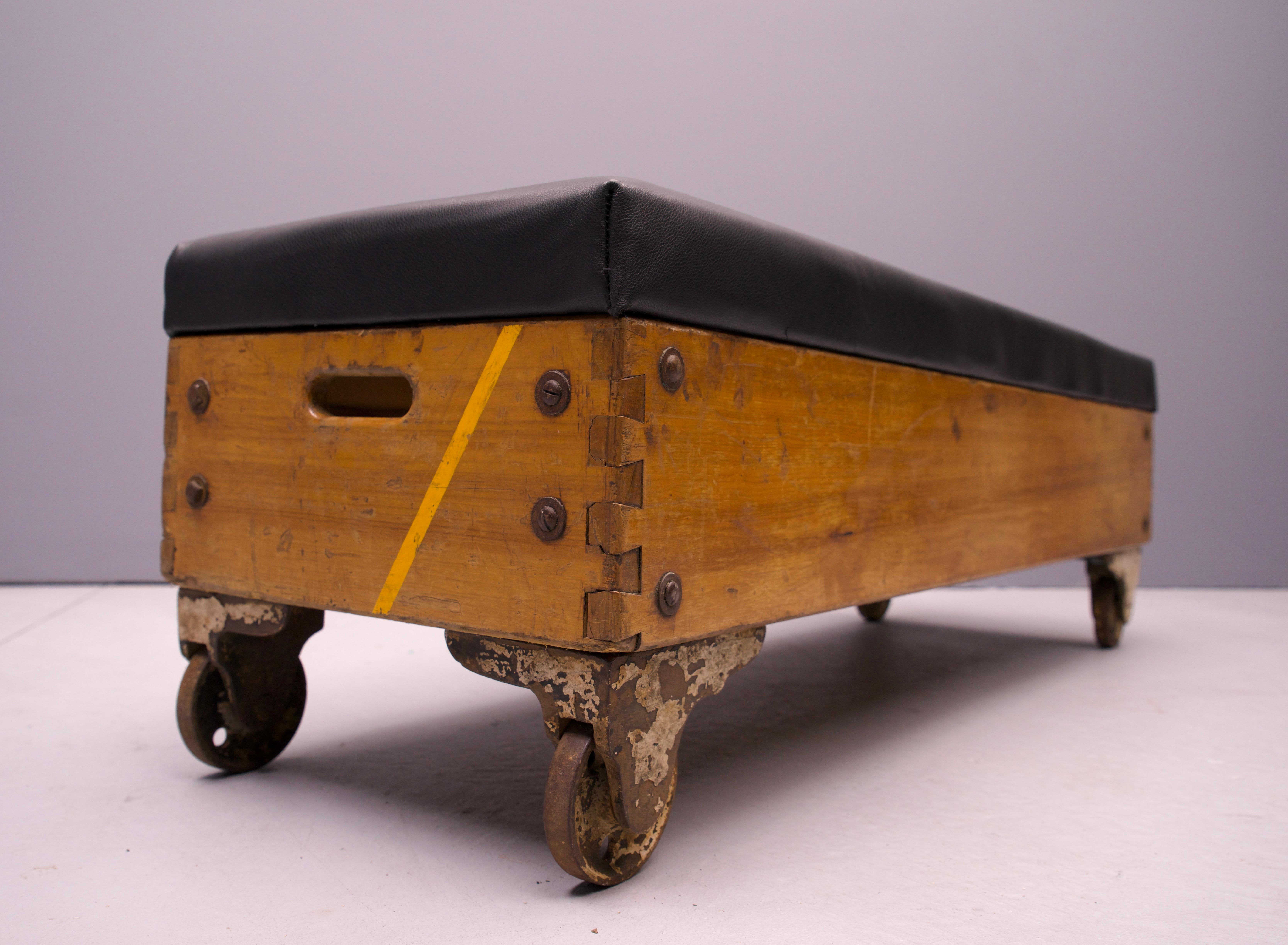 1930s Gustav Leather Werke-Bench Bedside Seating Modern50 Assemblage en Bueno estado para la venta en Hyattsville, MD